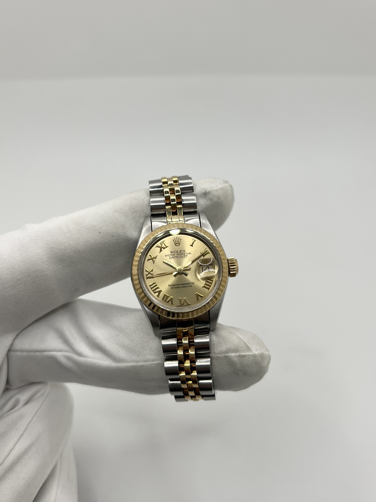 Montre Rolex Lady-Datejust 69173 de 1983 en acier et or jaune avec cadran champagne à chiffres romains, lunette cannelée et bracelet Jubilé. Cette Rolex Lady-Datejust 26 mm automatique est équipée du calibre Rolex 2135 avec affichage de la date et verre saphir. Élégante et intemporelle, cette Rolex femme vintage associe raffinement et confort grâce à son bracelet iconique acier et or. Montre livrée avec boîte d’origine, certificat d’authenticité et garantie 1 an.