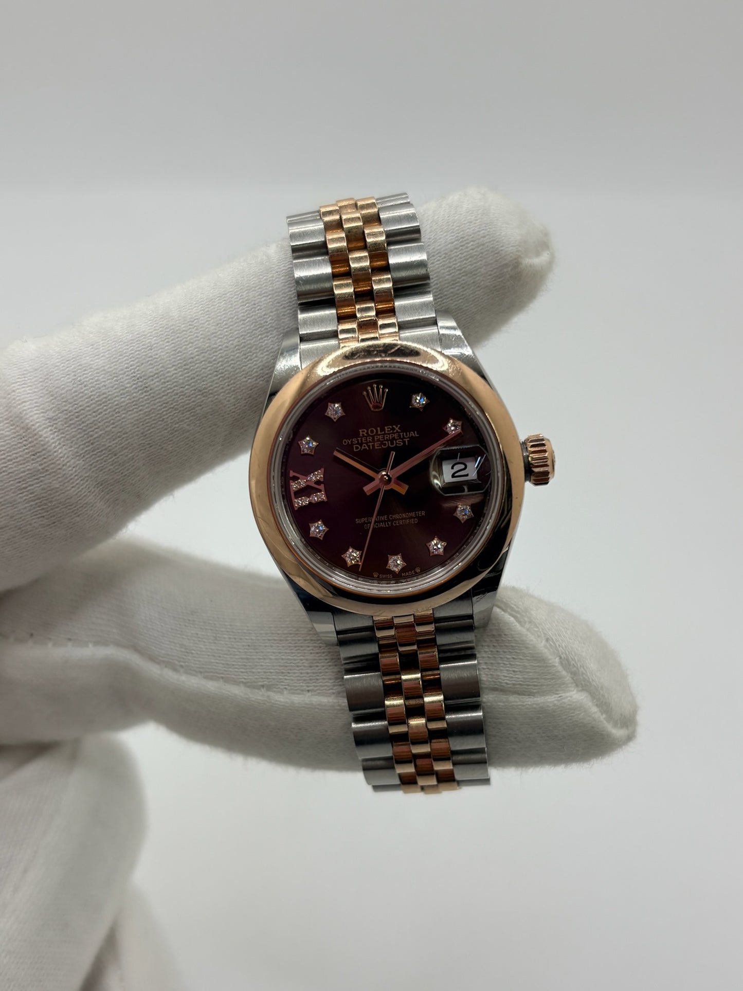 Montre Rolex Lady-Datejust référence 279161 en or et acier avec boîtier de 28 mm, fabriquée en 2023 et animée par le calibre manufacture 2236 à remontage automatique offrant 55 heures de réserve de marche. Son cadran brun avec dateur est protégé par un verre saphir et complété par un bracelet en or et acier avec boucle pliante. Cette montre Rolex d'occasion est en très bon état, révisée en interne et livrée avec son coffret et ses papiers d'origine.