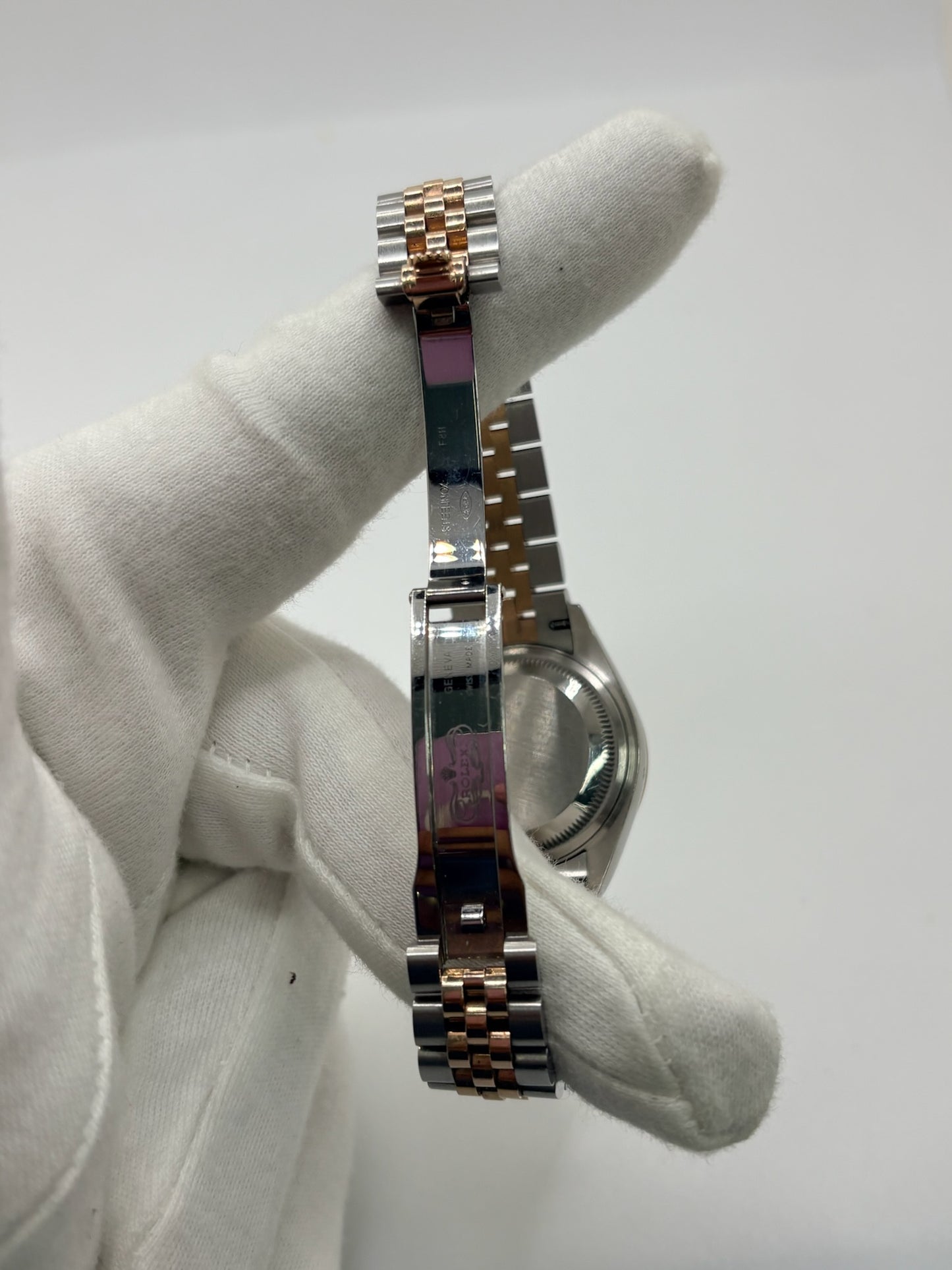 Montre Rolex Lady-Datejust référence 279161 en or et acier avec boîtier de 28 mm, fabriquée en 2023 et animée par le calibre manufacture 2236 à remontage automatique offrant 55 heures de réserve de marche. Son cadran brun avec dateur est protégé par un verre saphir et complété par un bracelet en or et acier avec boucle pliante. Cette montre Rolex d'occasion est en très bon état, révisée en interne et livrée avec son coffret et ses papiers d'origine.