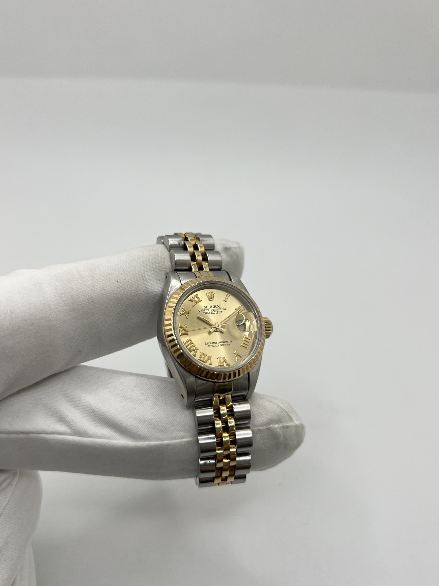 Montre Rolex Lady-Datejust 69173 de 1983 en acier et or jaune avec cadran champagne à chiffres romains, lunette cannelée et bracelet Jubilé. Cette Rolex Lady-Datejust 26 mm automatique est équipée du calibre Rolex 2135 avec affichage de la date et verre saphir. Élégante et intemporelle, cette Rolex femme vintage associe raffinement et confort grâce à son bracelet iconique acier et or. Montre livrée avec boîte d’origine, certificat d’authenticité et garantie 1 an.