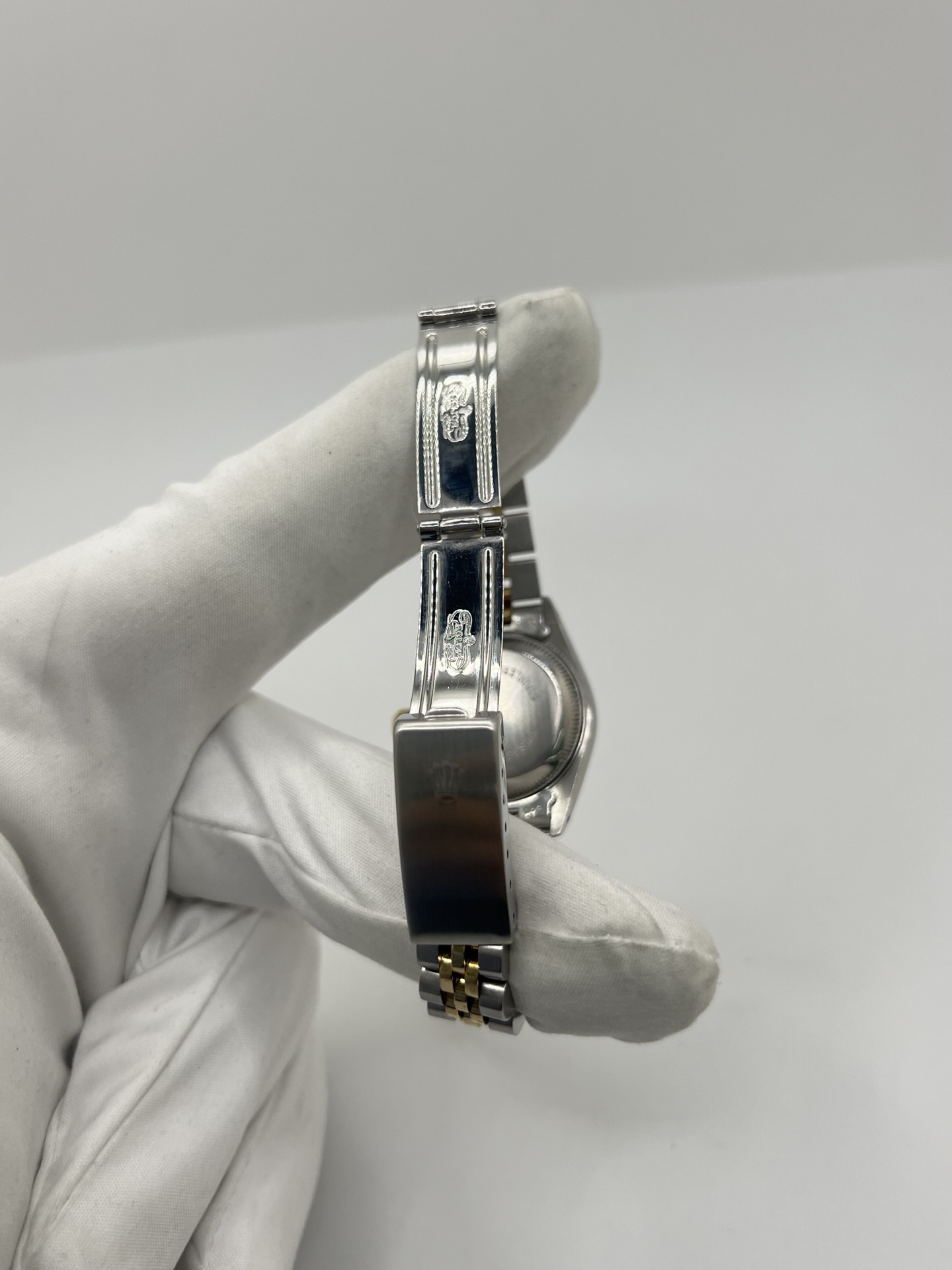 Montre Rolex Lady-Datejust 69173 de 1983 en acier et or jaune avec cadran champagne à chiffres romains, lunette cannelée et bracelet Jubilé. Cette Rolex Lady-Datejust 26 mm automatique est équipée du calibre Rolex 2135 avec affichage de la date et verre saphir. Élégante et intemporelle, cette Rolex femme vintage associe raffinement et confort grâce à son bracelet iconique acier et or. Montre livrée avec boîte d’origine, certificat d’authenticité et garantie 1 an.