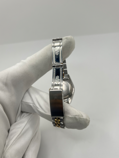 Montre Rolex Lady-Datejust 69173 de 1983 en acier et or jaune avec cadran champagne à chiffres romains, lunette cannelée et bracelet Jubilé. Cette Rolex Lady-Datejust 26 mm automatique est équipée du calibre Rolex 2135 avec affichage de la date et verre saphir. Élégante et intemporelle, cette Rolex femme vintage associe raffinement et confort grâce à son bracelet iconique acier et or. Montre livrée avec boîte d’origine, certificat d’authenticité et garantie 1 an.