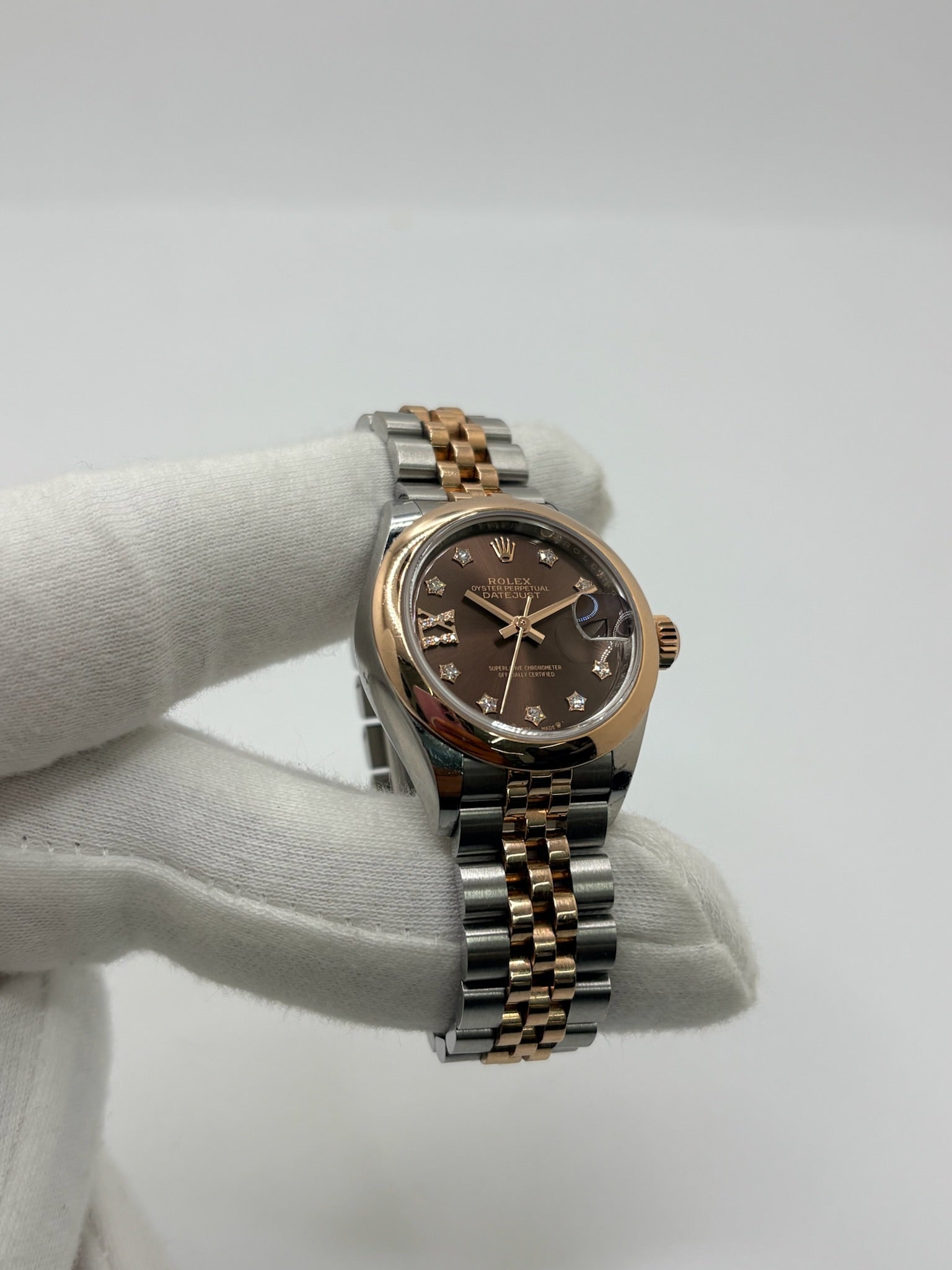 Montre Rolex Lady-Datejust référence 279161 en or et acier avec boîtier de 28 mm, fabriquée en 2023 et animée par le calibre manufacture 2236 à remontage automatique offrant 55 heures de réserve de marche. Son cadran brun avec dateur est protégé par un verre saphir et complété par un bracelet en or et acier avec boucle pliante. Cette montre Rolex d'occasion est en très bon état, révisée en interne et livrée avec son coffret et ses papiers d'origine.