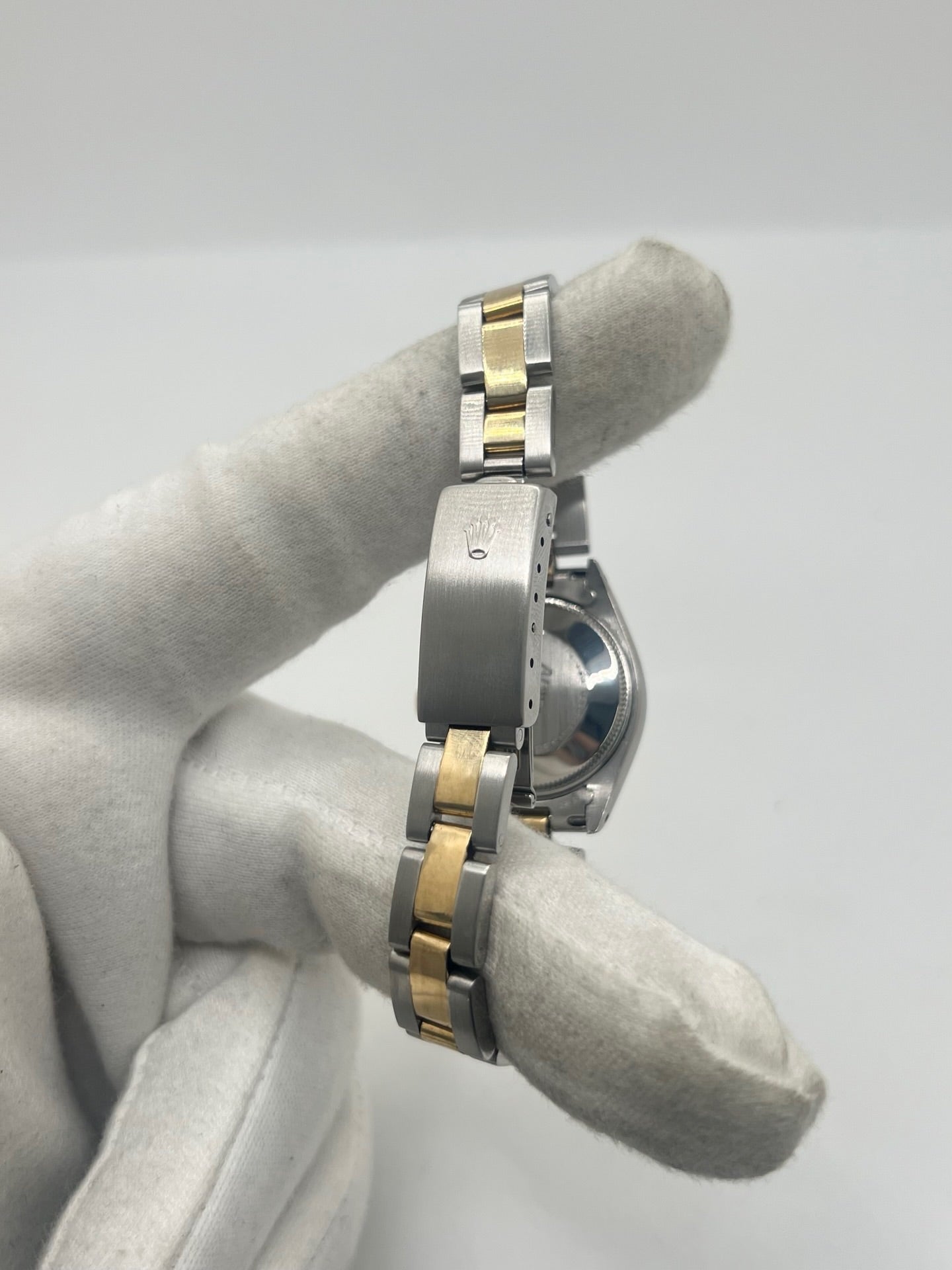 Rolex Lady-Datejust 69173 en acier et or jaune 18 carats, montre automatique pour femme de 26 mm avec cadran champagne, verre saphir et fonction date. Cette Rolex Datejust vintage de 1975 est équipée du calibre Rolex 2135, révisée et en très bon état. Livrée avec son coffret d'origine et garantie 1 an, cette Rolex Lady-Datejust allie élégance intemporelle, précision suisse et valeur de collection.
