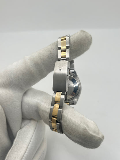 Rolex Lady-Datejust 69173 en acier et or jaune 18 carats, montre automatique pour femme de 26 mm avec cadran champagne, verre saphir et fonction date. Cette Rolex Datejust vintage de 1975 est équipée du calibre Rolex 2135, révisée et en très bon état. Livrée avec son coffret d'origine et garantie 1 an, cette Rolex Lady-Datejust allie élégance intemporelle, précision suisse et valeur de collection.
