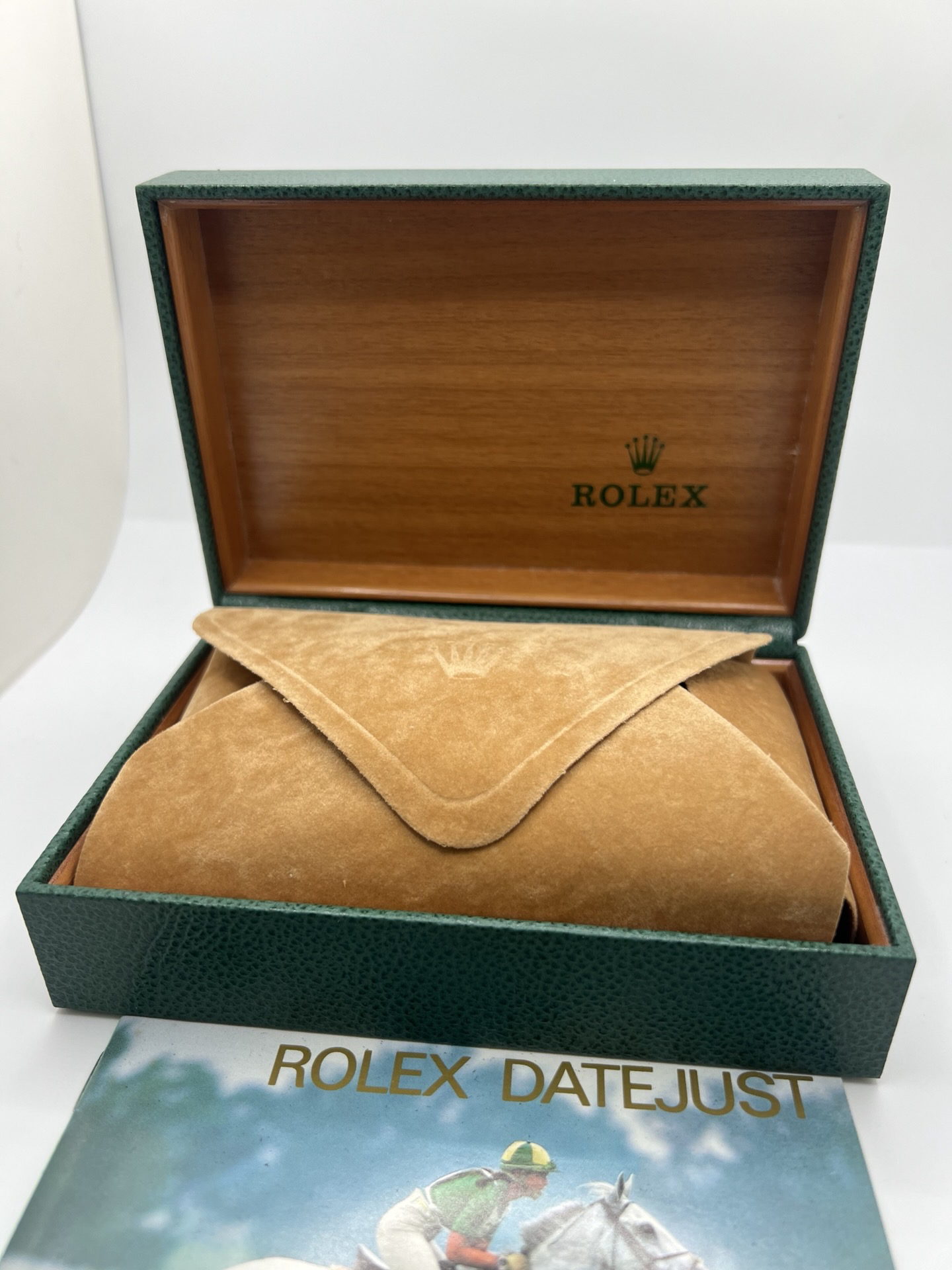 Montre Rolex Lady-Datejust 69173 de 1983 en acier et or jaune avec cadran champagne à chiffres romains, lunette cannelée et bracelet Jubilé. Cette Rolex Lady-Datejust 26 mm automatique est équipée du calibre Rolex 2135 avec affichage de la date et verre saphir. Élégante et intemporelle, cette Rolex femme vintage associe raffinement et confort grâce à son bracelet iconique acier et or. Montre livrée avec boîte d’origine, certificat d’authenticité et garantie 1 an.
