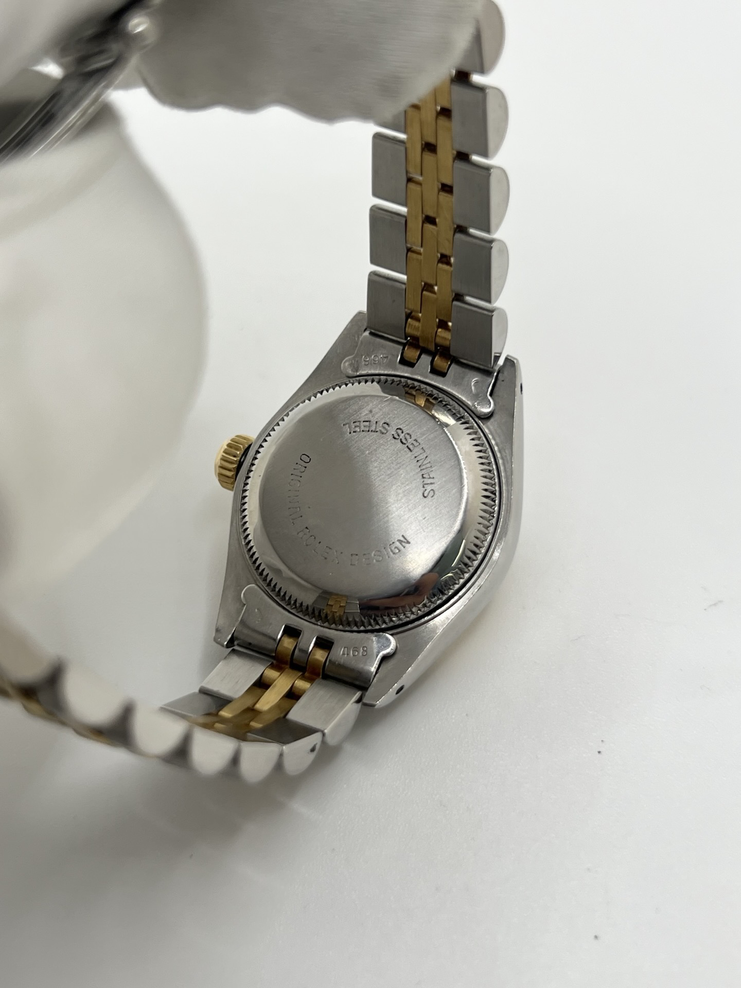 Montre Rolex Lady-Datejust 69173 de 1983 en acier et or jaune avec cadran champagne à chiffres romains, lunette cannelée et bracelet Jubilé. Cette Rolex Lady-Datejust 26 mm automatique est équipée du calibre Rolex 2135 avec affichage de la date et verre saphir. Élégante et intemporelle, cette Rolex femme vintage associe raffinement et confort grâce à son bracelet iconique acier et or. Montre livrée avec boîte d’origine, certificat d’authenticité et garantie 1 an.