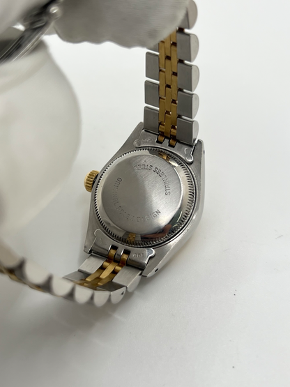 Montre Rolex Lady-Datejust 69173 de 1983 en acier et or jaune avec cadran champagne à chiffres romains, lunette cannelée et bracelet Jubilé. Cette Rolex Lady-Datejust 26 mm automatique est équipée du calibre Rolex 2135 avec affichage de la date et verre saphir. Élégante et intemporelle, cette Rolex femme vintage associe raffinement et confort grâce à son bracelet iconique acier et or. Montre livrée avec boîte d’origine, certificat d’authenticité et garantie 1 an.