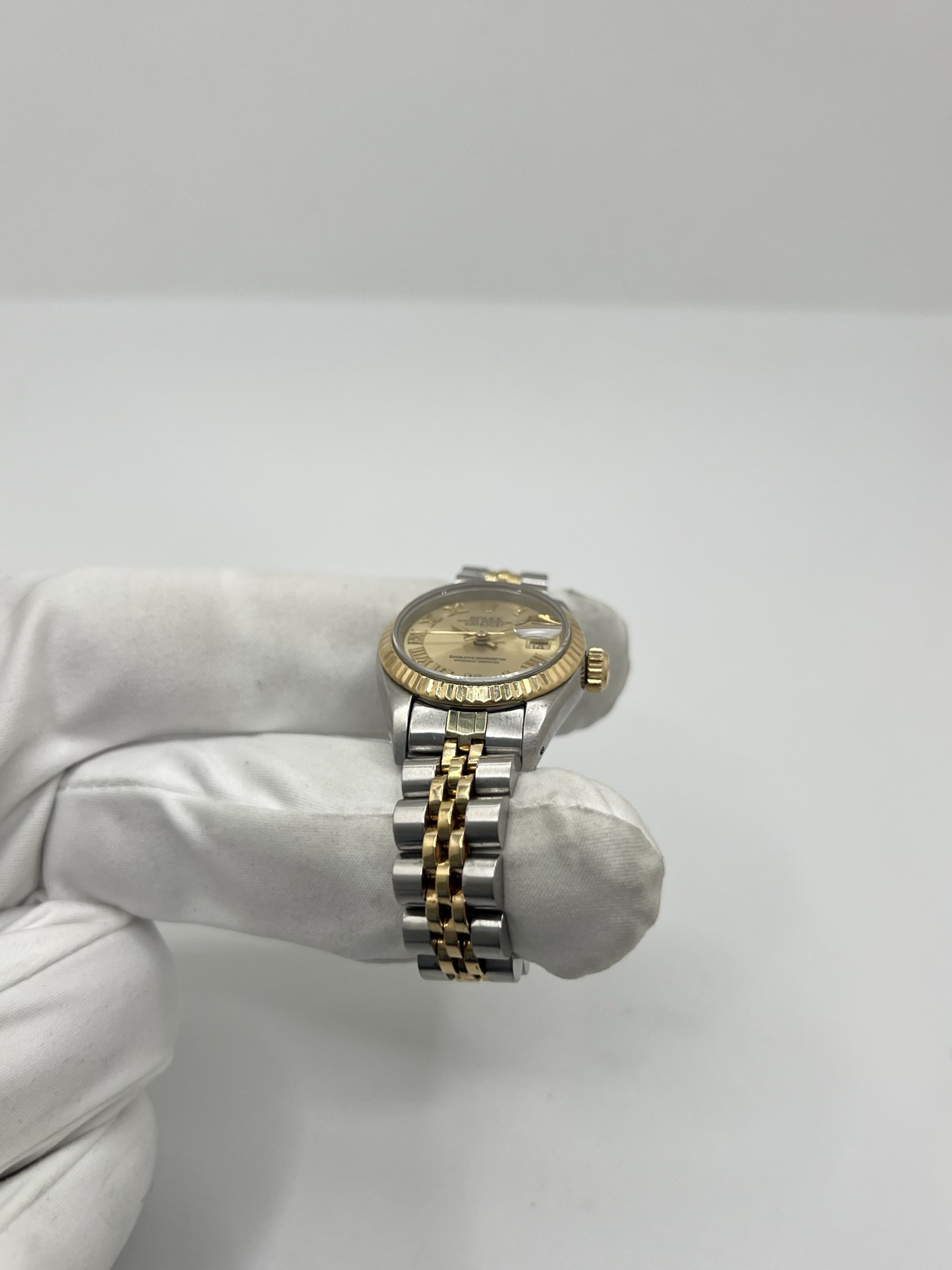 Montre Rolex Lady-Datejust 69173 de 1983 en acier et or jaune avec cadran champagne à chiffres romains, lunette cannelée et bracelet Jubilé. Cette Rolex Lady-Datejust 26 mm automatique est équipée du calibre Rolex 2135 avec affichage de la date et verre saphir. Élégante et intemporelle, cette Rolex femme vintage associe raffinement et confort grâce à son bracelet iconique acier et or. Montre livrée avec boîte d’origine, certificat d’authenticité et garantie 1 an.