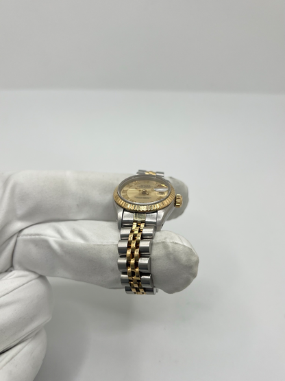Montre Rolex Lady-Datejust 69173 de 1983 en acier et or jaune avec cadran champagne à chiffres romains, lunette cannelée et bracelet Jubilé. Cette Rolex Lady-Datejust 26 mm automatique est équipée du calibre Rolex 2135 avec affichage de la date et verre saphir. Élégante et intemporelle, cette Rolex femme vintage associe raffinement et confort grâce à son bracelet iconique acier et or. Montre livrée avec boîte d’origine, certificat d’authenticité et garantie 1 an.
