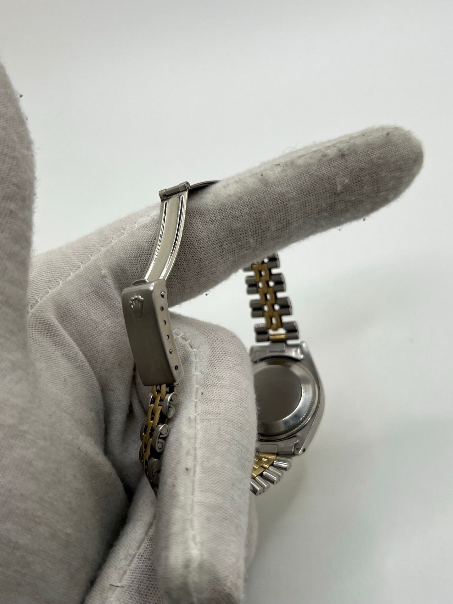 Montre Lady-Datejust référence 69173 en acier et or jaune avec cadran champagne et lunette cannelée en or jaune. Modèle féminin emblématique doté d’un mouvement automatique calibre 2135 et d’un boîtier de 26 mm avec verre saphir. Bracelet bicolore acier et or avec boucle pliante. Montre élégante et intemporelle, appréciée pour son design raffiné et sa fonction date, idéale pour les amateurs de montres classiques et d’horlogerie suisse.