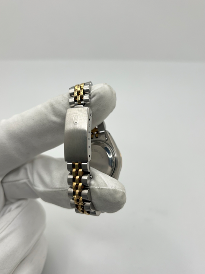 Montre Rolex Lady-Datejust 69173 de 1983 en acier et or jaune avec cadran champagne à chiffres romains, lunette cannelée et bracelet Jubilé. Cette Rolex Lady-Datejust 26 mm automatique est équipée du calibre Rolex 2135 avec affichage de la date et verre saphir. Élégante et intemporelle, cette Rolex femme vintage associe raffinement et confort grâce à son bracelet iconique acier et or. Montre livrée avec boîte d’origine, certificat d’authenticité et garantie 1 an.
