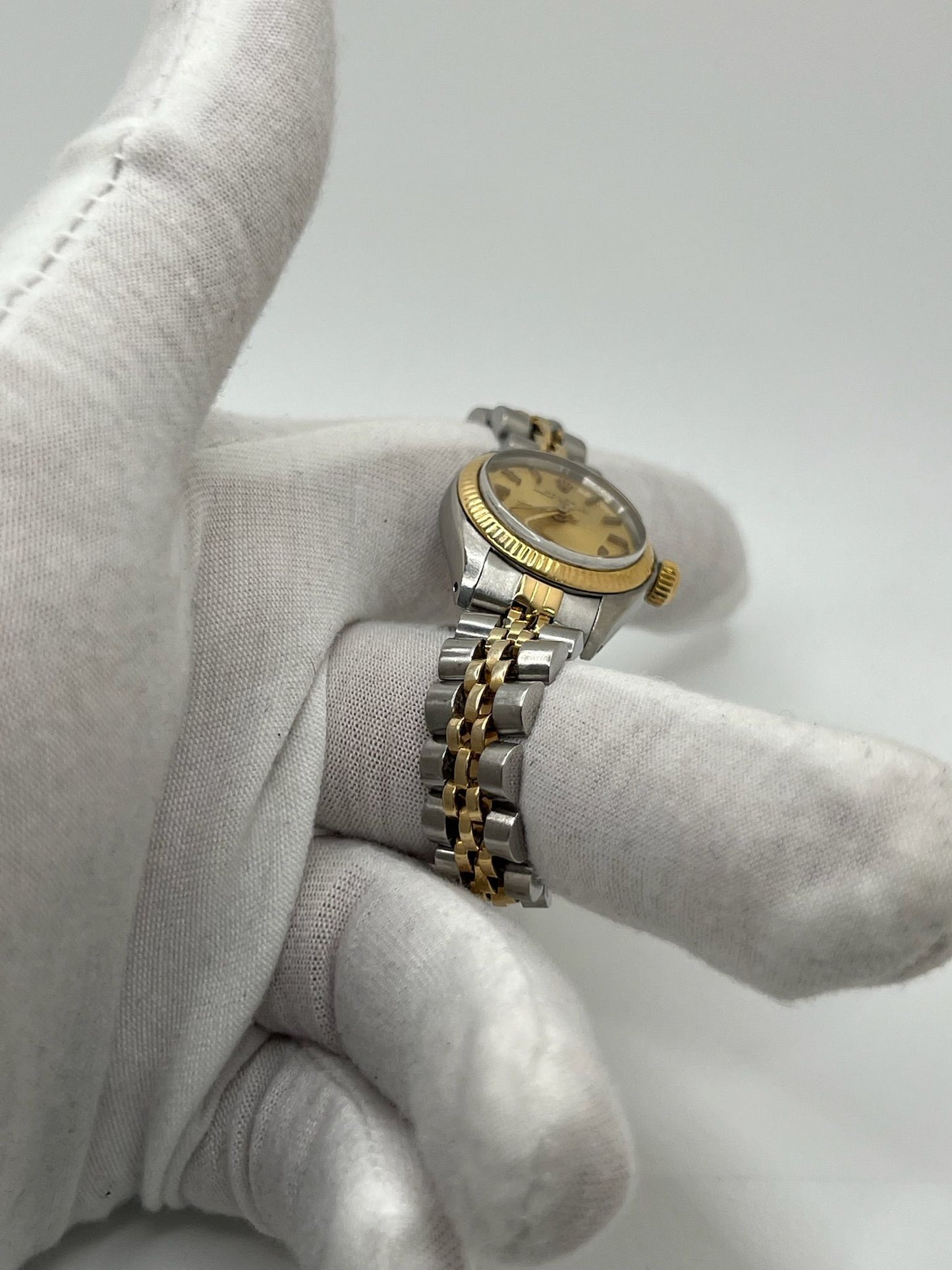 Montre de luxe pour femme, la Rolex Oyster Perpetual Lady 26 mm séduit par son élégance intemporelle. Dotée d’un boîtier en acier et d’un bracelet Jubilee raffiné, elle incarne le savoir-faire Rolex. Idéale pour les poignets fins, cette montre automatique allie précision, style et discrétion au quotidien.