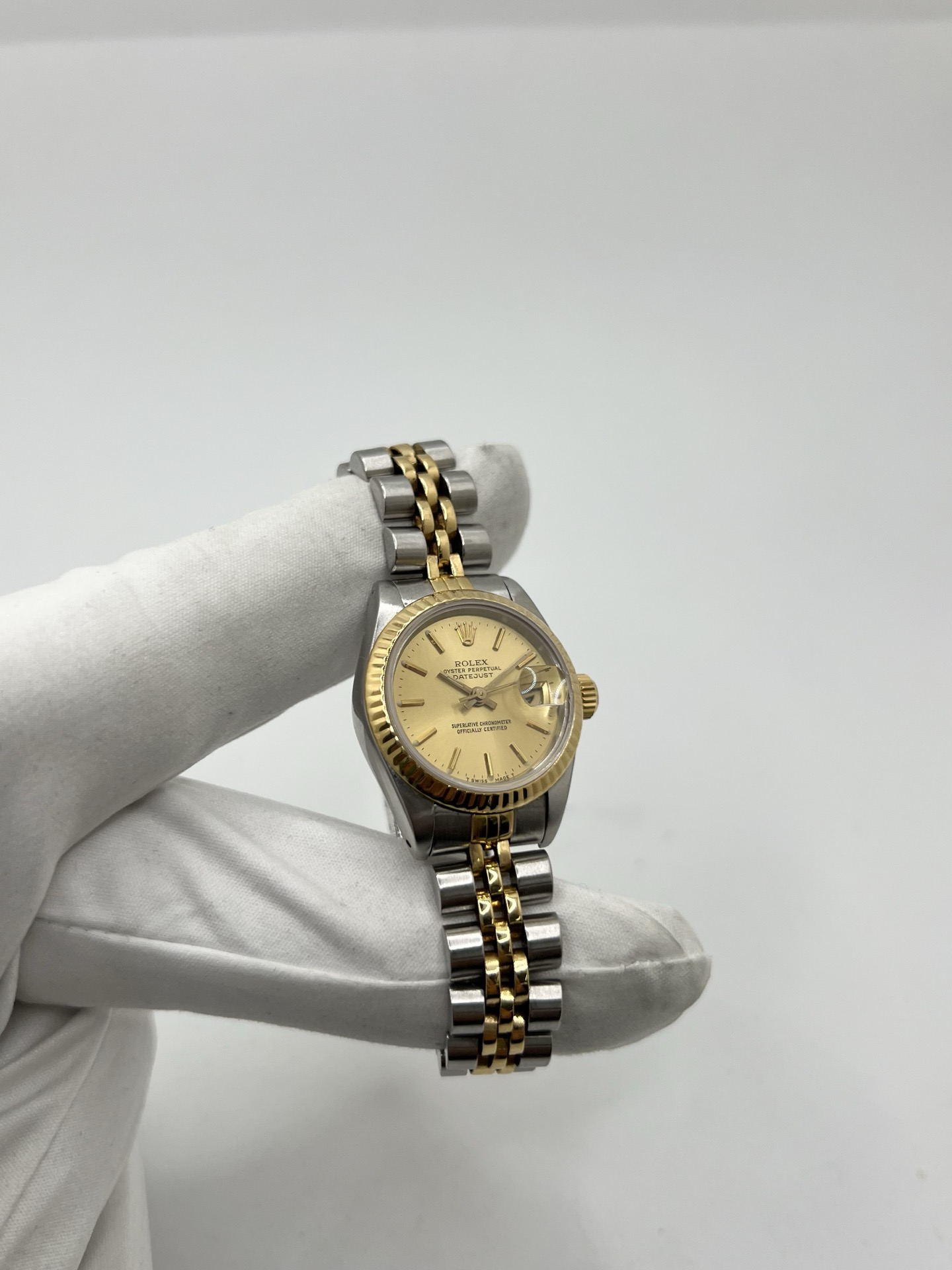 Montre Rolex Lady Datejust 26 mm réf. 69173 en acier et or jaune avec cadran champagne, lunette cannelée et bracelet Jubilé. Cette Rolex Datejust femme automatique de 1986 est équipée du calibre Rolex 2135 avec affichage de la date et verre saphir. Élégante et intemporelle, cette Rolex Lady Datejust vintage associe luxe et confort grâce à son bracelet Jubilé emblématique. Montre livrée avec boîte d’origine, certificat d’authenticité et garantie 1 an.