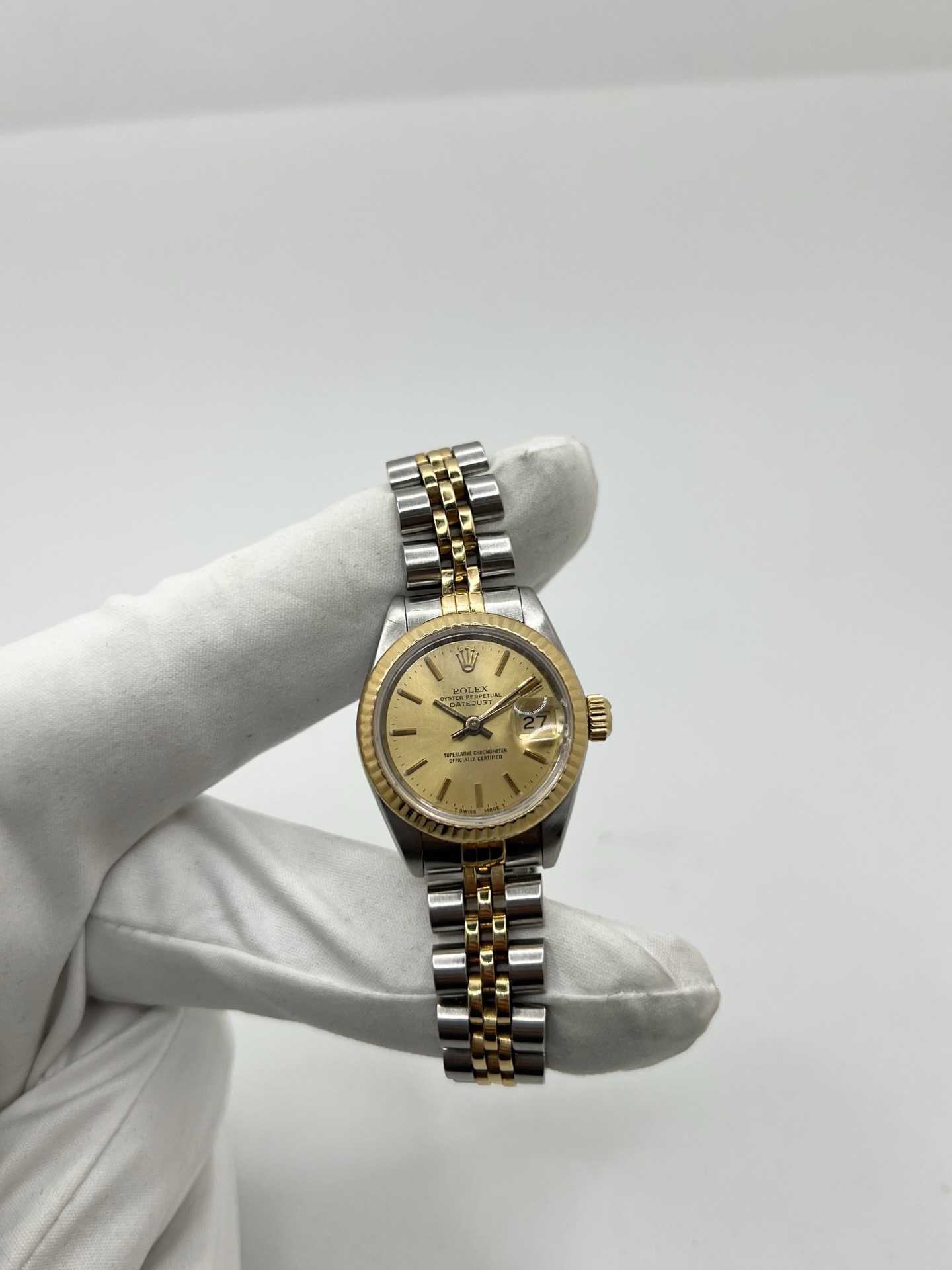 Montre Rolex Lady Datejust 26 mm réf. 69173 en acier et or jaune avec cadran champagne, lunette cannelée et bracelet Jubilé. Cette Rolex Datejust femme automatique de 1986 est équipée du calibre Rolex 2135 avec affichage de la date et verre saphir. Élégante et intemporelle, cette Rolex Lady Datejust vintage associe luxe et confort grâce à son bracelet Jubilé emblématique. Montre livrée avec boîte d’origine, certificat d’authenticité et garantie 1 an.