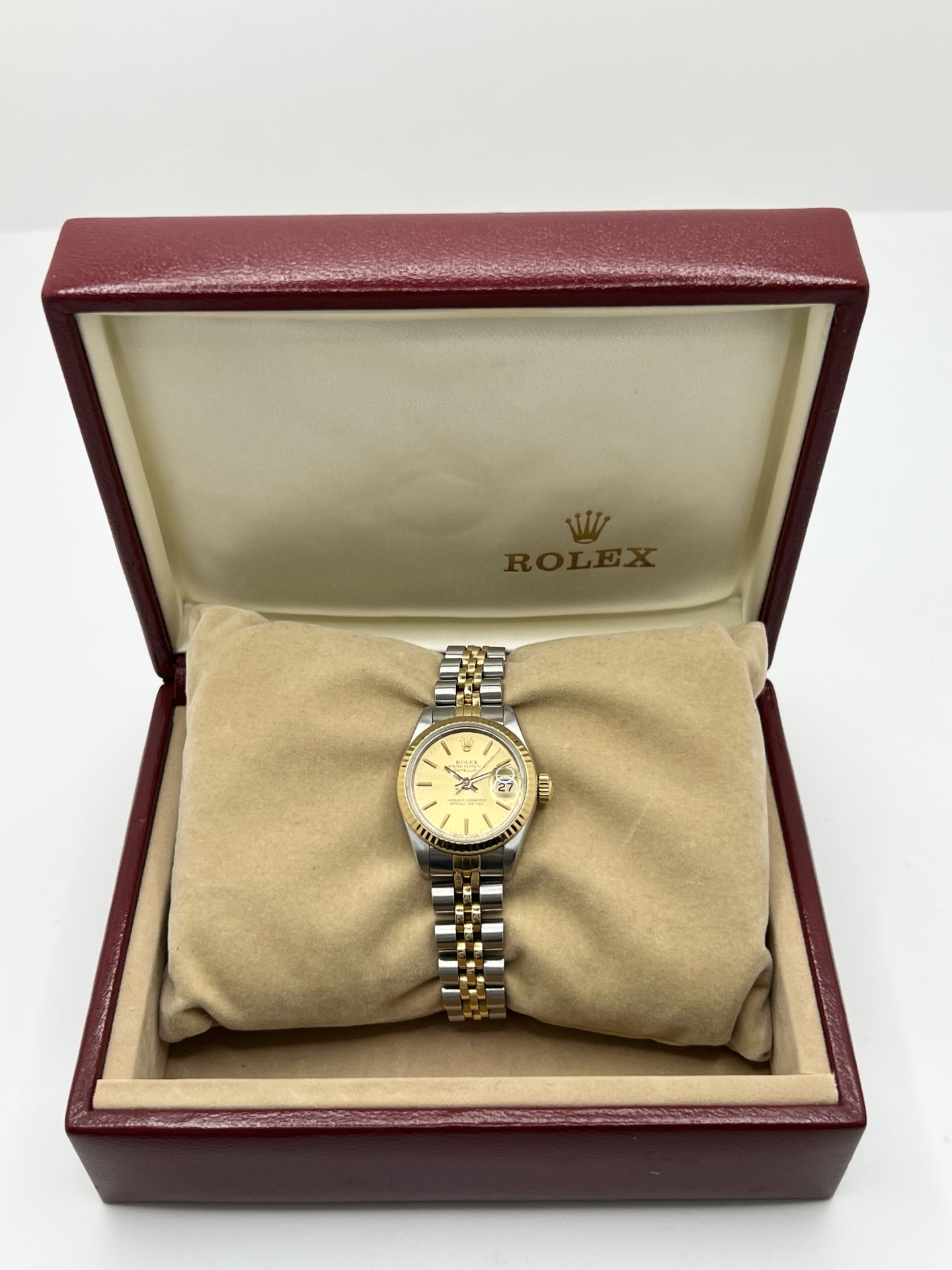 Montre Rolex Lady Datejust 26 mm réf. 69173 en acier et or jaune avec cadran champagne, lunette cannelée et bracelet Jubilé. Cette Rolex Datejust femme automatique de 1986 est équipée du calibre Rolex 2135 avec affichage de la date et verre saphir. Élégante et intemporelle, cette Rolex Lady Datejust vintage associe luxe et confort grâce à son bracelet Jubilé emblématique. Montre livrée avec boîte d’origine, certificat d’authenticité et garantie 1 an.