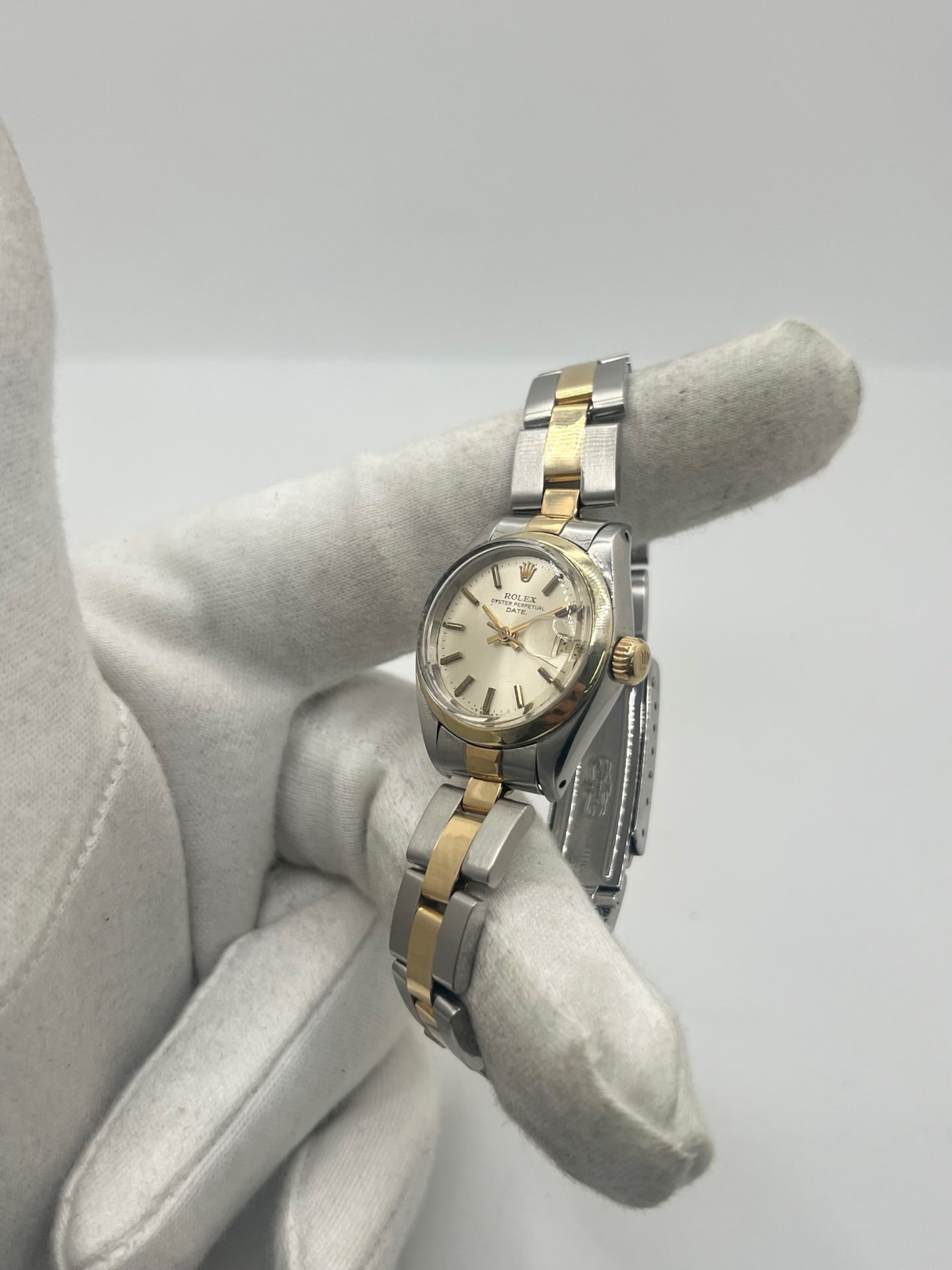 Rolex Lady-Datejust 69173 en acier et or jaune 18 carats, montre automatique pour femme de 26 mm avec cadran champagne, verre saphir et fonction date. Cette Rolex Datejust vintage de 1975 est équipée du calibre Rolex 2135, révisée et en très bon état. Livrée avec son coffret d'origine et garantie 1 an, cette Rolex Lady-Datejust allie élégance intemporelle, précision suisse et valeur de collection.