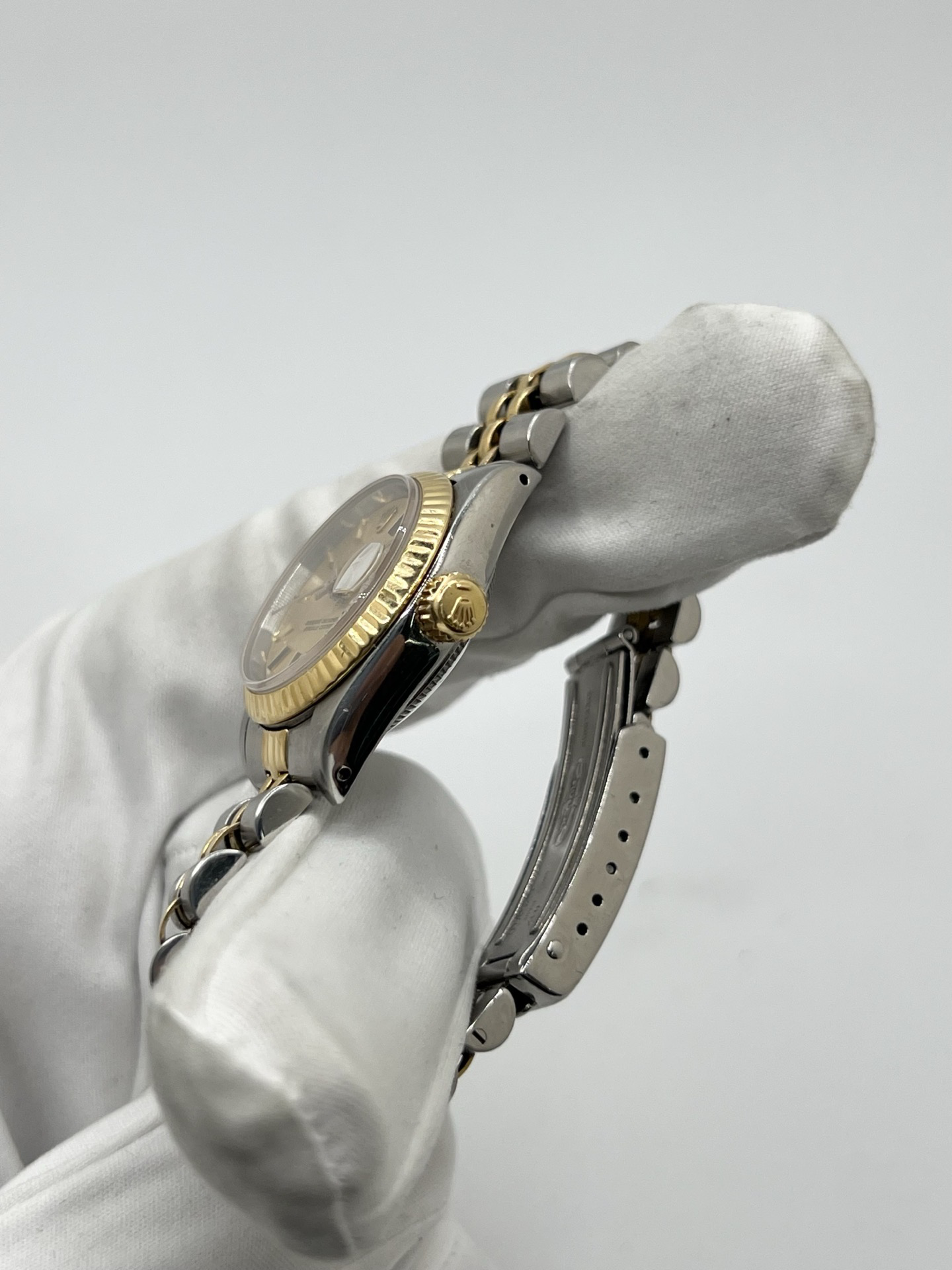 Montre Rolex Lady Datejust 26 mm réf. 69173 en acier et or jaune avec cadran champagne, lunette cannelée et bracelet Jubilé. Cette Rolex Datejust femme automatique de 1986 est équipée du calibre Rolex 2135 avec affichage de la date et verre saphir. Élégante et intemporelle, cette Rolex Lady Datejust vintage associe luxe et confort grâce à son bracelet Jubilé emblématique. Montre livrée avec boîte d’origine, certificat d’authenticité et garantie 1 an.