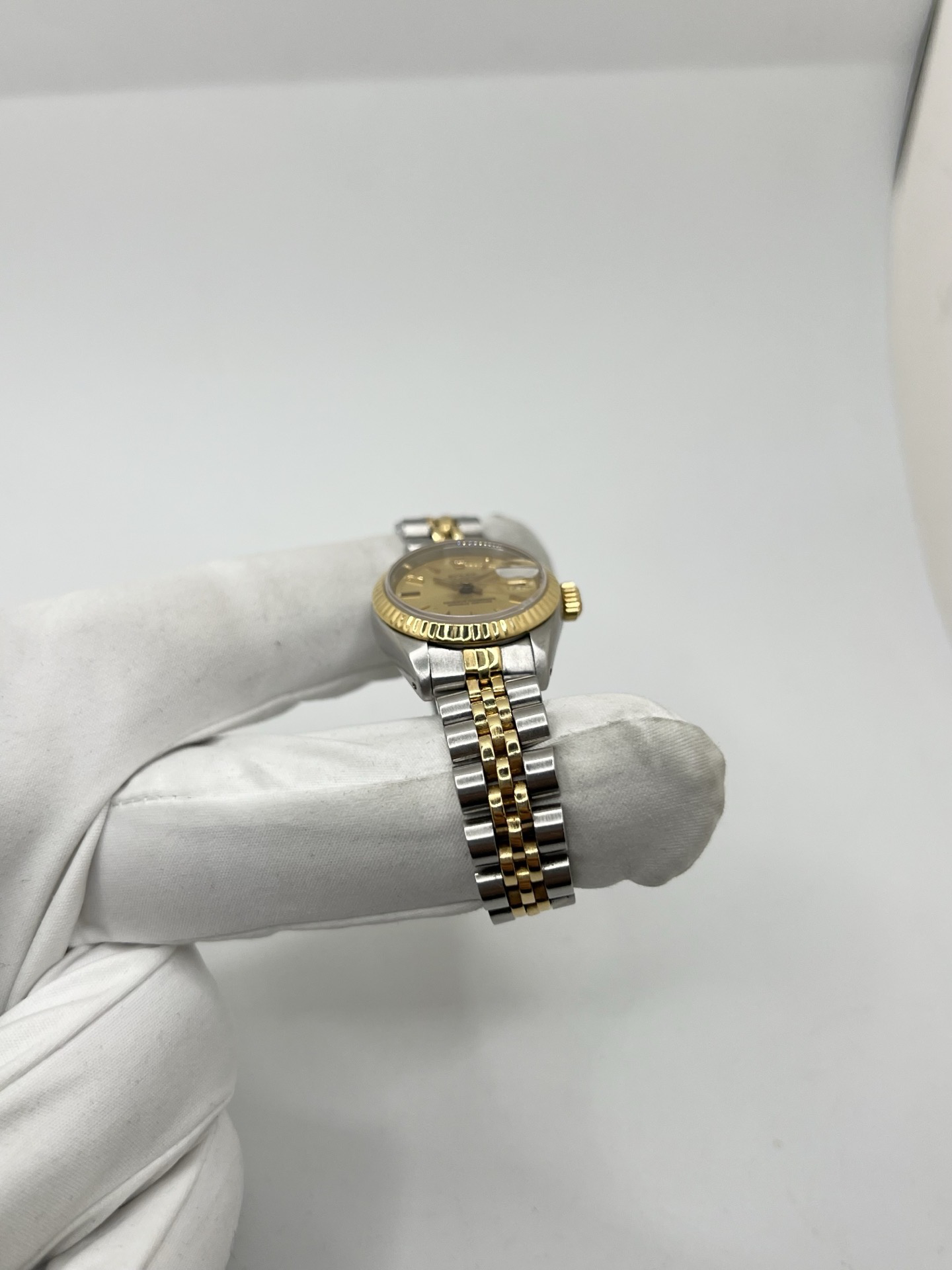 Montre Rolex Lady Datejust 26 mm réf. 69173 en acier et or jaune avec cadran champagne, lunette cannelée et bracelet Jubilé. Cette Rolex Datejust femme automatique de 1986 est équipée du calibre Rolex 2135 avec affichage de la date et verre saphir. Élégante et intemporelle, cette Rolex Lady Datejust vintage associe luxe et confort grâce à son bracelet Jubilé emblématique. Montre livrée avec boîte d’origine, certificat d’authenticité et garantie 1 an.