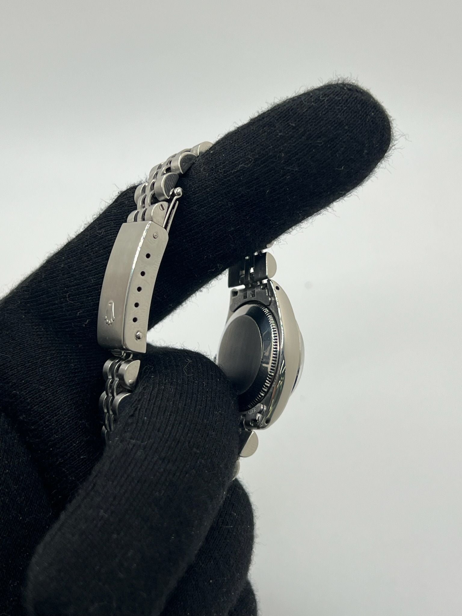 Découvrez la Rolex Oyster Perpetual Lady 26 mm, une montre automatique pour femme alliant élégance intemporelle et précision suisse. Ce modèle emblématique en acier, au cadran blanc raffiné, est parfait pour un usage quotidien ou des occasions spéciales. Avec son boîtier de 26 mm et son bracelet en acier, cette montre Rolex féminine incarne le luxe discret et la fiabilité de la maison horlogère.