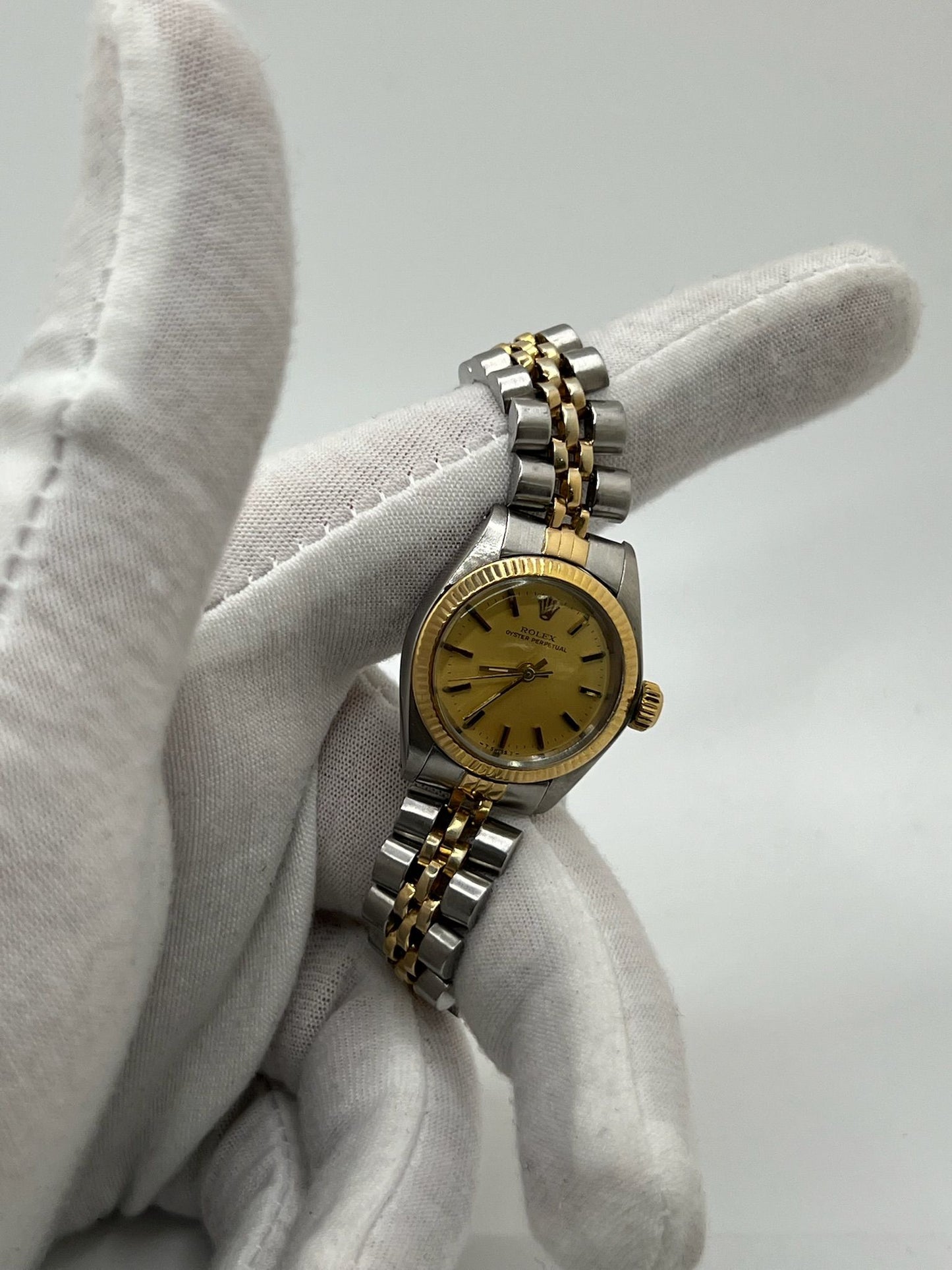 Montre de luxe pour femme, la Rolex Oyster Perpetual Lady 26 mm séduit par son élégance intemporelle. Dotée d’un boîtier en acier et d’un bracelet Jubilee raffiné, elle incarne le savoir-faire Rolex. Idéale pour les poignets fins, cette montre automatique allie précision, style et discrétion au quotidien.
