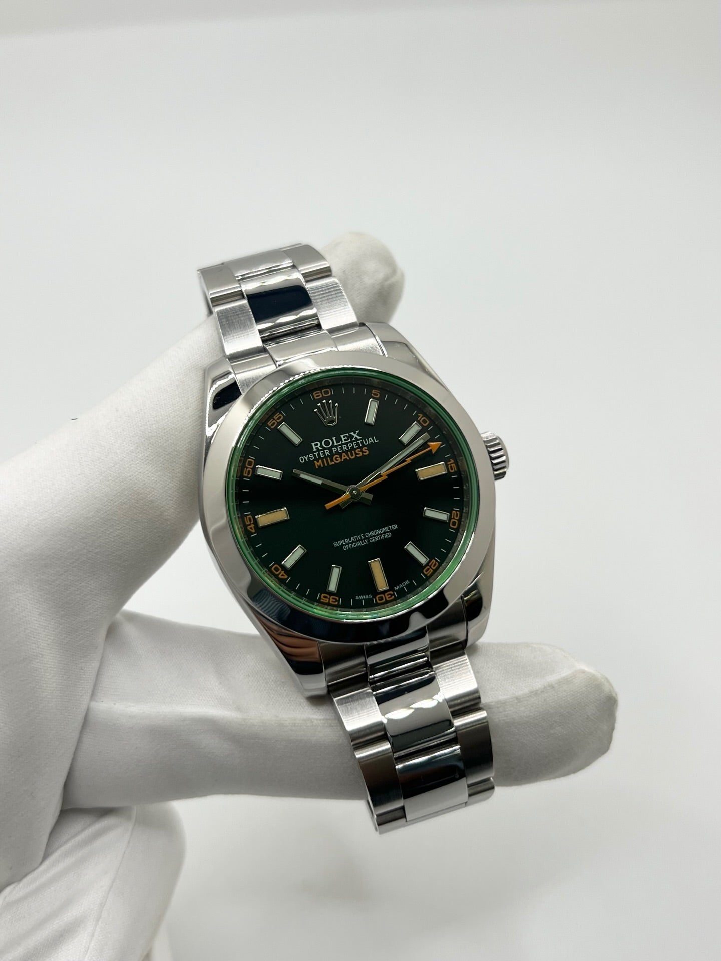 Montre Rolex Milgauss 116400GV en acier avec mouvement automatique calibre 3131, dotée d’un cadran noir sans chiffres et d’un verre saphir teinté vert emblématique. Boîtier de 40 mm étanche à 10 ATM avec bracelet acier assorti. Modèle iconique conçu pour résister aux champs magnétiques, en très bon état avec légères micro-rayures. Révisée en 2025, livrée avec coffret et papiers d’origine, disponible à Paris.