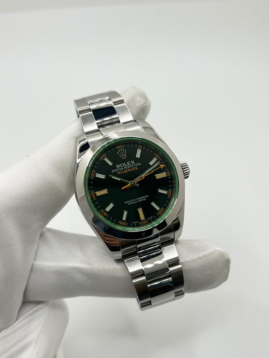 Montre Rolex Milgauss 116400GV en acier avec mouvement automatique calibre 3131, dotée d’un cadran noir sans chiffres et d’un verre saphir teinté vert emblématique. Boîtier de 40 mm étanche à 10 ATM avec bracelet acier assorti. Modèle iconique conçu pour résister aux champs magnétiques, en très bon état avec légères micro-rayures. Révisée en 2025, livrée avec coffret et papiers d’origine, disponible à Paris.