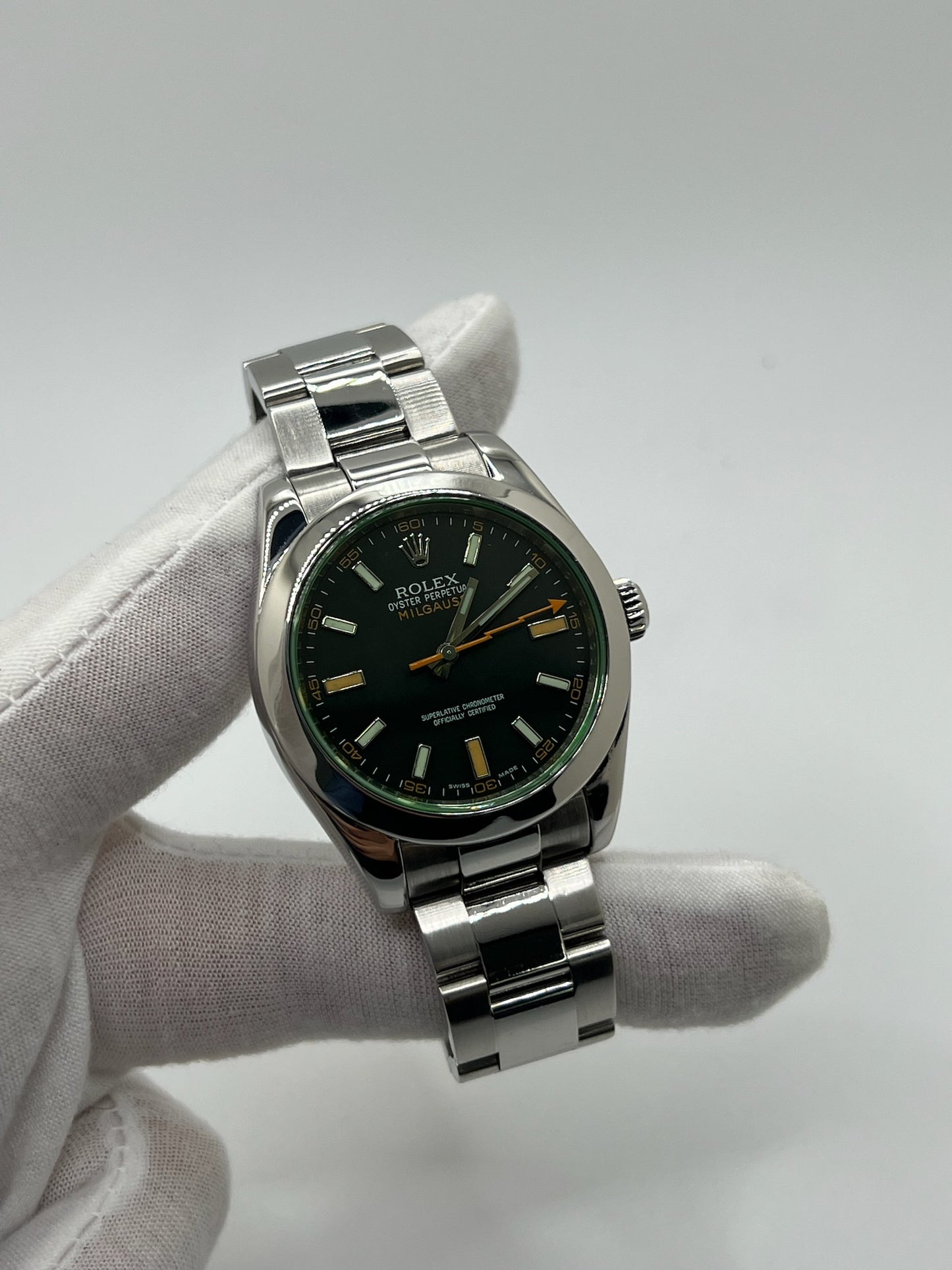 Montre de luxe Milgauss référence 116400GV en acier, boîtier de 40 mm avec lunette acier et verre saphir teinté vert. Cadran noir épuré sans chiffres, aiguille des secondes en forme d’éclair emblématique. Mouvement automatique calibre 3131 offrant 48 heures de réserve de marche et protection antimagnétique. Bracelet acier avec boucle déployante. Montre homme/unisexe d’occasion en très bon état, révisée, étanche 10 ATM, livrée avec papiers d’origine.