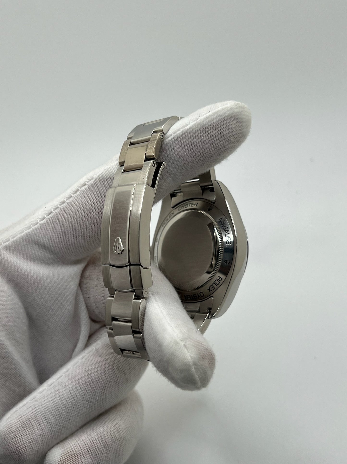 Montre de luxe Milgauss référence 116400GV en acier, boîtier de 40 mm avec lunette acier et verre saphir teinté vert. Cadran noir épuré sans chiffres, aiguille des secondes en forme d’éclair emblématique. Mouvement automatique calibre 3131 offrant 48 heures de réserve de marche et protection antimagnétique. Bracelet acier avec boucle déployante. Montre homme/unisexe d’occasion en très bon état, révisée, étanche 10 ATM, livrée avec papiers d’origine.