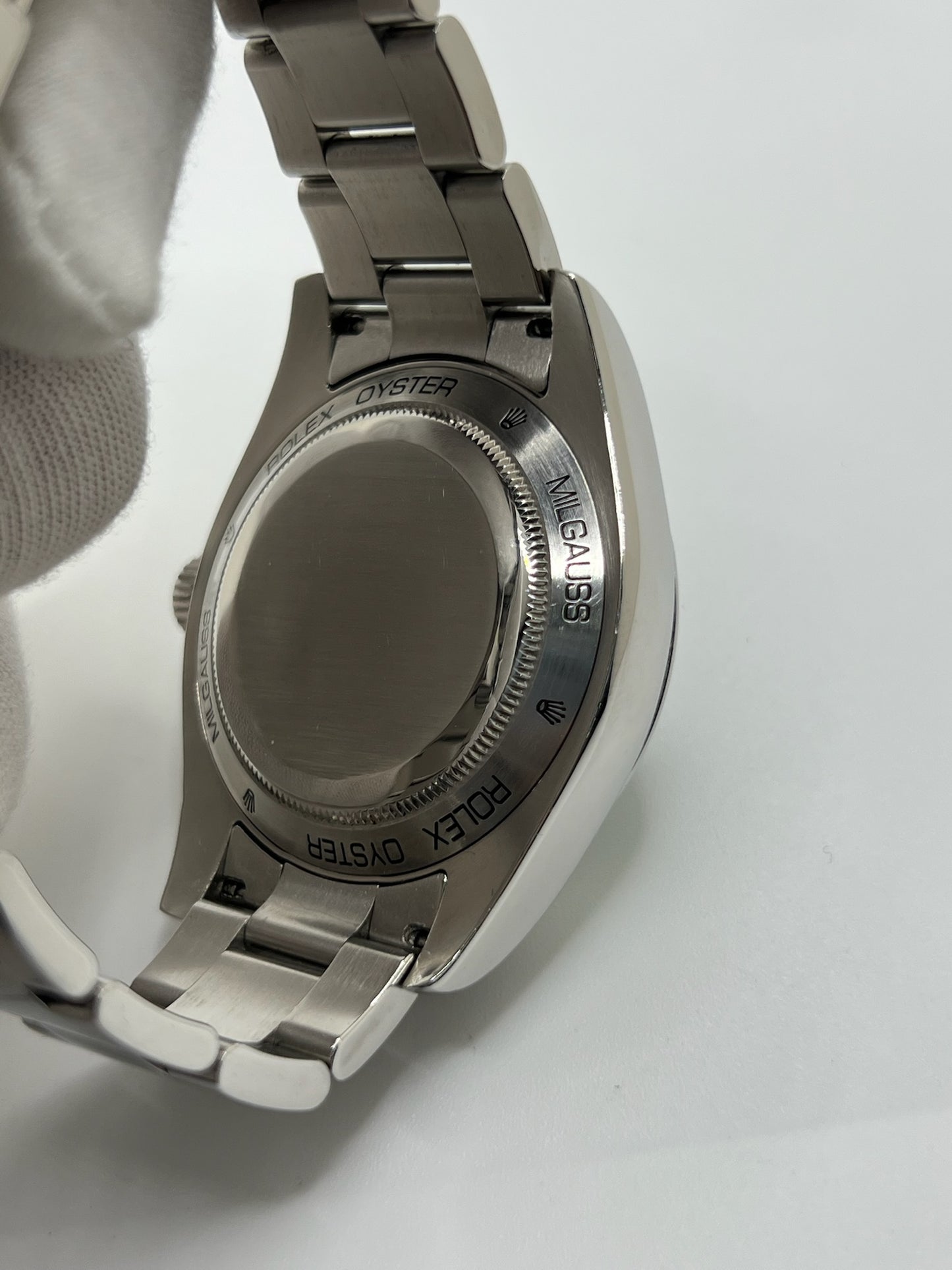 Montre de luxe Milgauss référence 116400GV en acier, boîtier de 40 mm avec lunette acier et verre saphir teinté vert. Cadran noir épuré sans chiffres, aiguille des secondes en forme d’éclair emblématique. Mouvement automatique calibre 3131 offrant 48 heures de réserve de marche et protection antimagnétique. Bracelet acier avec boucle déployante. Montre homme/unisexe d’occasion en très bon état, révisée, étanche 10 ATM, livrée avec papiers d’origine.