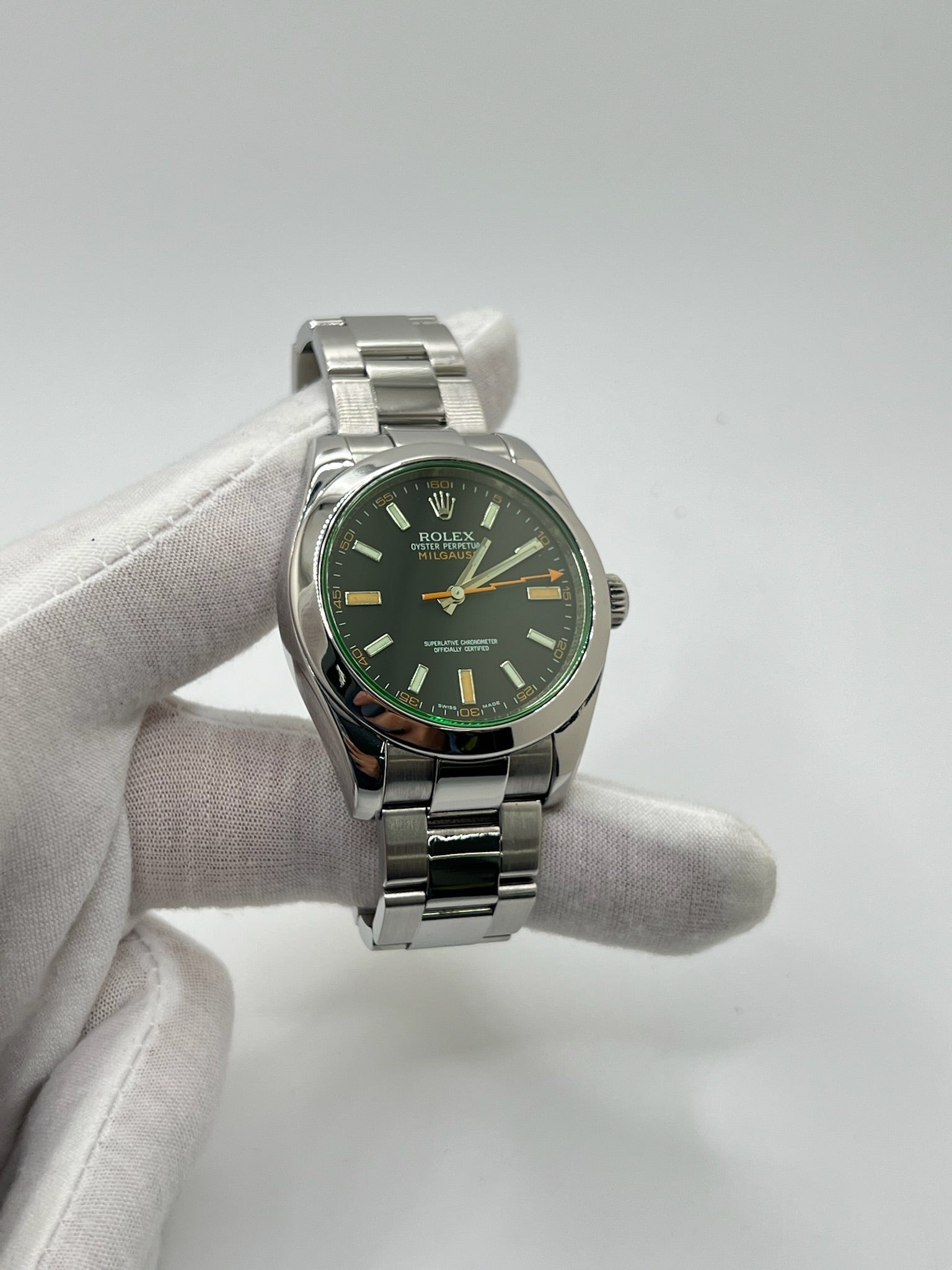 Montre de luxe Milgauss référence 116400GV en acier, boîtier de 40 mm avec lunette acier et verre saphir teinté vert. Cadran noir épuré sans chiffres, aiguille des secondes en forme d’éclair emblématique. Mouvement automatique calibre 3131 offrant 48 heures de réserve de marche et protection antimagnétique. Bracelet acier avec boucle déployante. Montre homme/unisexe d’occasion en très bon état, révisée, étanche 10 ATM, livrée avec papiers d’origine.