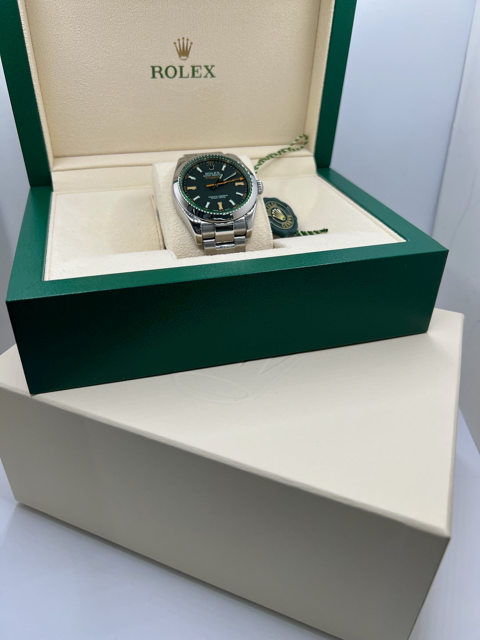 Montre de luxe Milgauss référence 116400GV en acier, boîtier de 40 mm avec lunette acier et verre saphir teinté vert. Cadran noir épuré sans chiffres, aiguille des secondes en forme d’éclair emblématique. Mouvement automatique calibre 3131 offrant 48 heures de réserve de marche et protection antimagnétique. Bracelet acier avec boucle déployante. Montre homme/unisexe d’occasion en très bon état, révisée, étanche 10 ATM, livrée avec papiers d’origine.