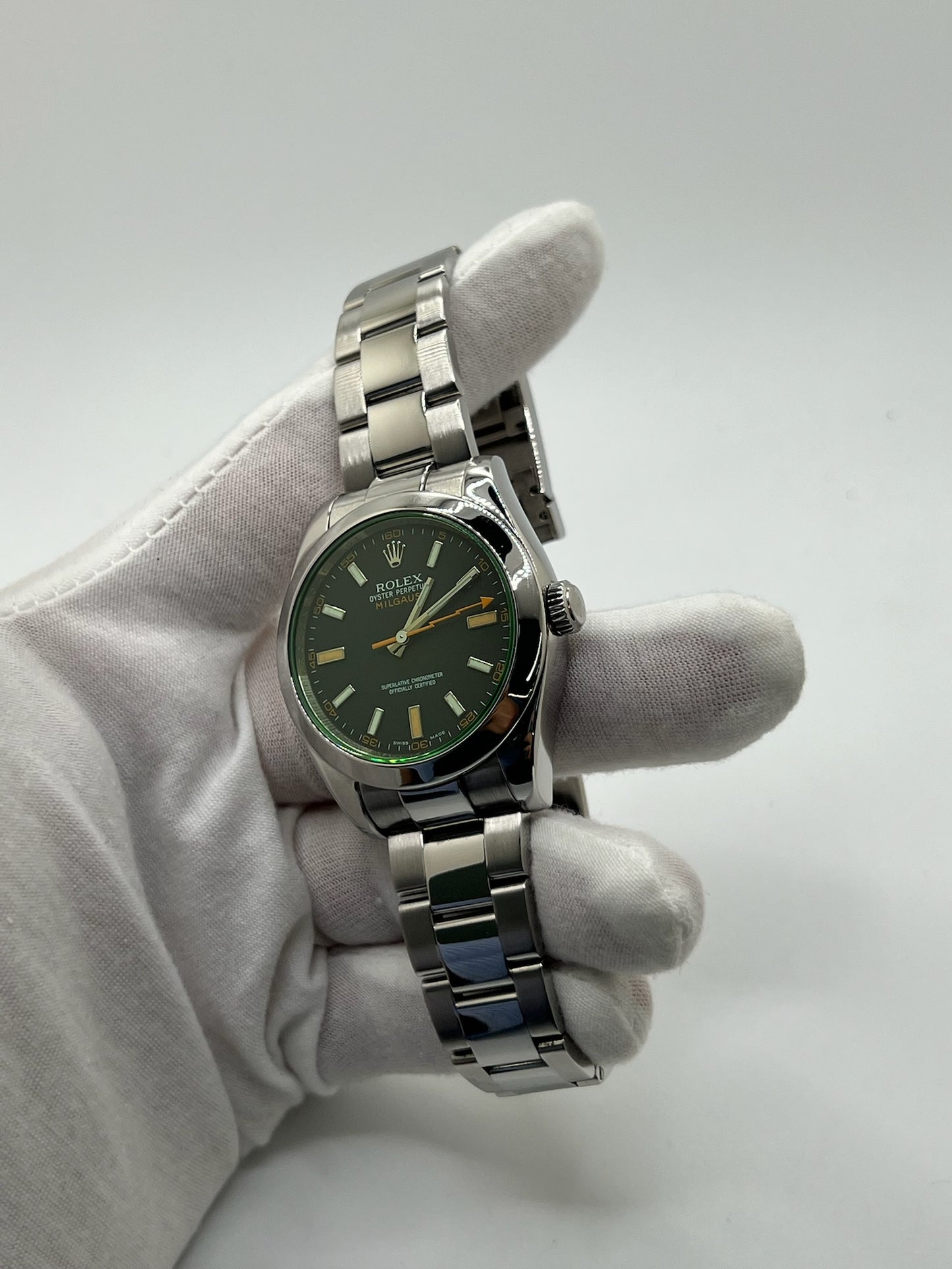 Montre de luxe Milgauss référence 116400GV en acier, boîtier de 40 mm avec lunette acier et verre saphir teinté vert. Cadran noir épuré sans chiffres, aiguille des secondes en forme d’éclair emblématique. Mouvement automatique calibre 3131 offrant 48 heures de réserve de marche et protection antimagnétique. Bracelet acier avec boucle déployante. Montre homme/unisexe d’occasion en très bon état, révisée, étanche 10 ATM, livrée avec papiers d’origine.