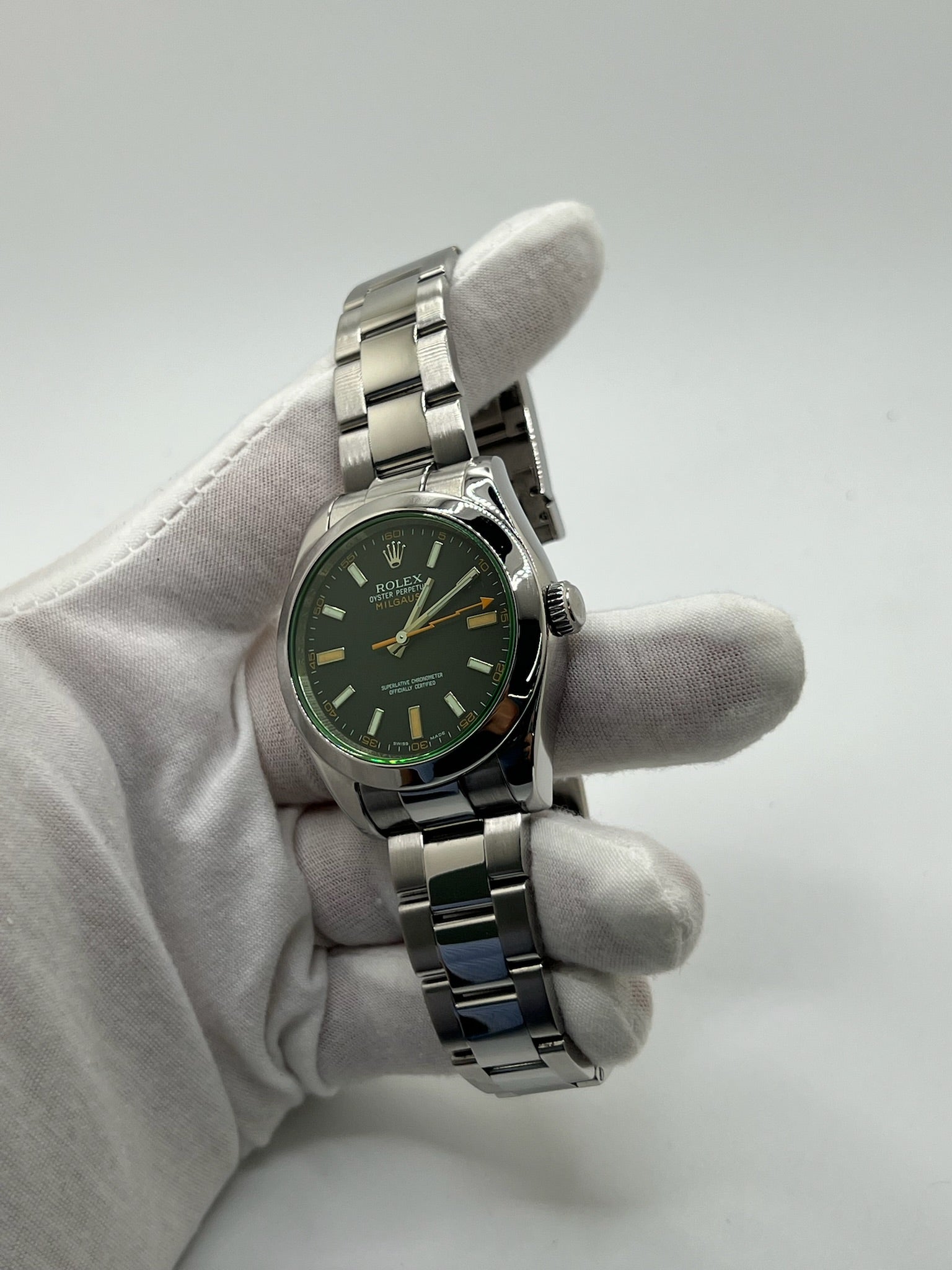 Montre de luxe Milgauss référence 116400GV en acier, boîtier de 40 mm avec lunette acier et verre saphir teinté vert. Cadran noir épuré sans chiffres, aiguille des secondes en forme d’éclair emblématique. Mouvement automatique calibre 3131 offrant 48 heures de réserve de marche et protection antimagnétique. Bracelet acier avec boucle déployante. Montre homme/unisexe d’occasion en très bon état, révisée, étanche 10 ATM, livrée avec papiers d’origine.