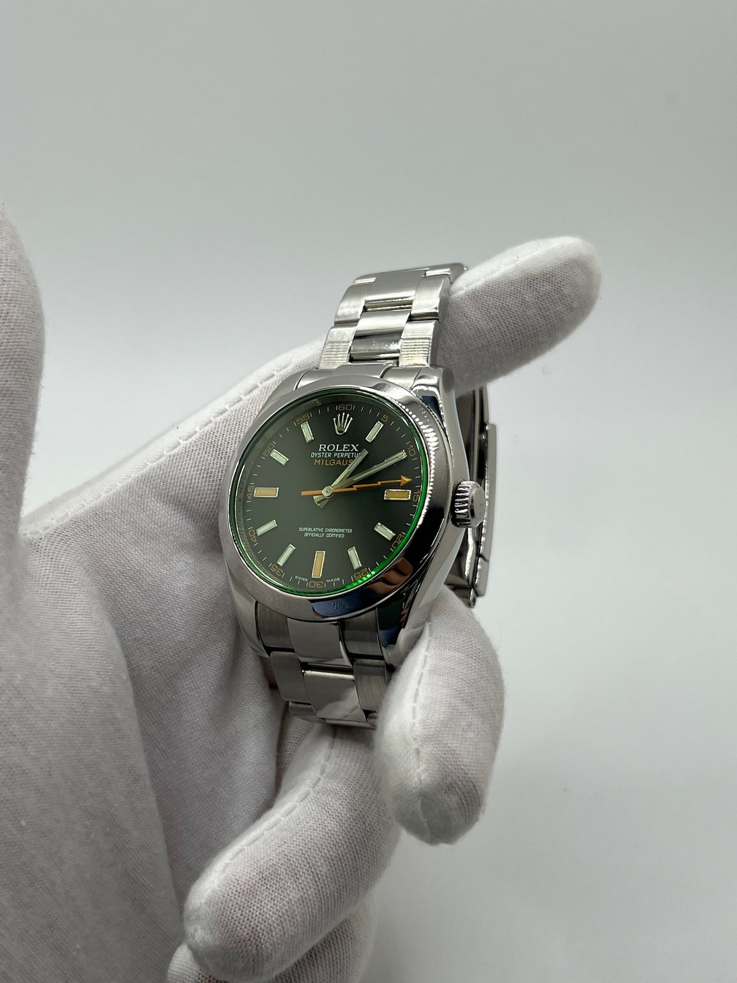Montre de luxe Milgauss référence 116400GV en acier, boîtier de 40 mm avec lunette acier et verre saphir teinté vert. Cadran noir épuré sans chiffres, aiguille des secondes en forme d’éclair emblématique. Mouvement automatique calibre 3131 offrant 48 heures de réserve de marche et protection antimagnétique. Bracelet acier avec boucle déployante. Montre homme/unisexe d’occasion en très bon état, révisée, étanche 10 ATM, livrée avec papiers d’origine.