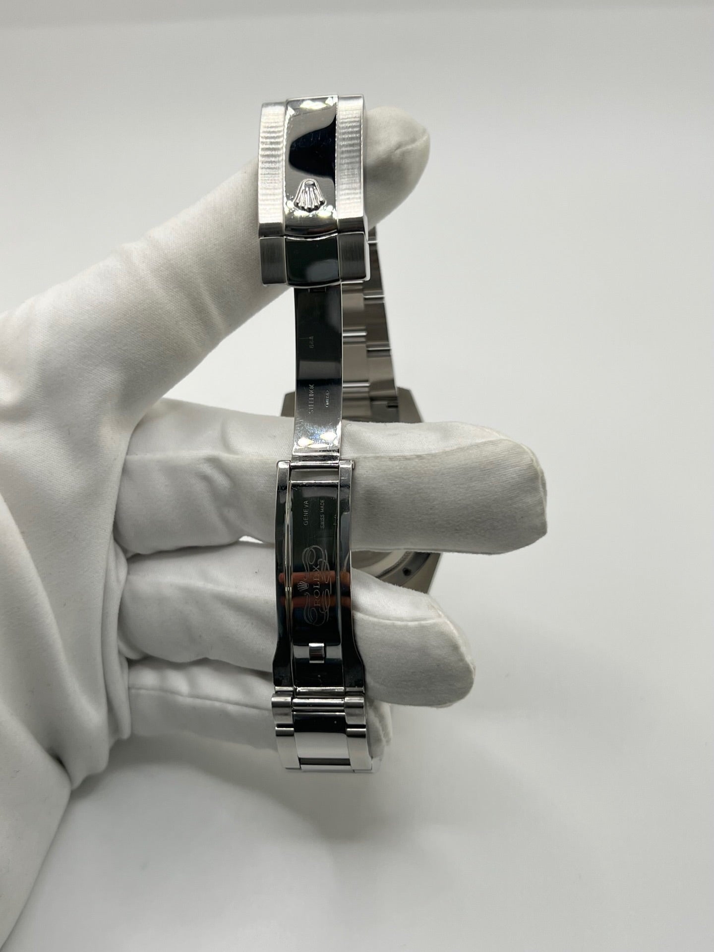 Montre Rolex Milgauss 116400GV en acier avec mouvement automatique calibre 3131, dotée d’un cadran noir sans chiffres et d’un verre saphir teinté vert emblématique. Boîtier de 40 mm étanche à 10 ATM avec bracelet acier assorti. Modèle iconique conçu pour résister aux champs magnétiques, en très bon état avec légères micro-rayures. Révisée en 2025, livrée avec coffret et papiers d’origine, disponible à Paris.