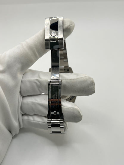 Montre Rolex Milgauss 116400GV en acier avec mouvement automatique calibre 3131, dotée d’un cadran noir sans chiffres et d’un verre saphir teinté vert emblématique. Boîtier de 40 mm étanche à 10 ATM avec bracelet acier assorti. Modèle iconique conçu pour résister aux champs magnétiques, en très bon état avec légères micro-rayures. Révisée en 2025, livrée avec coffret et papiers d’origine, disponible à Paris.