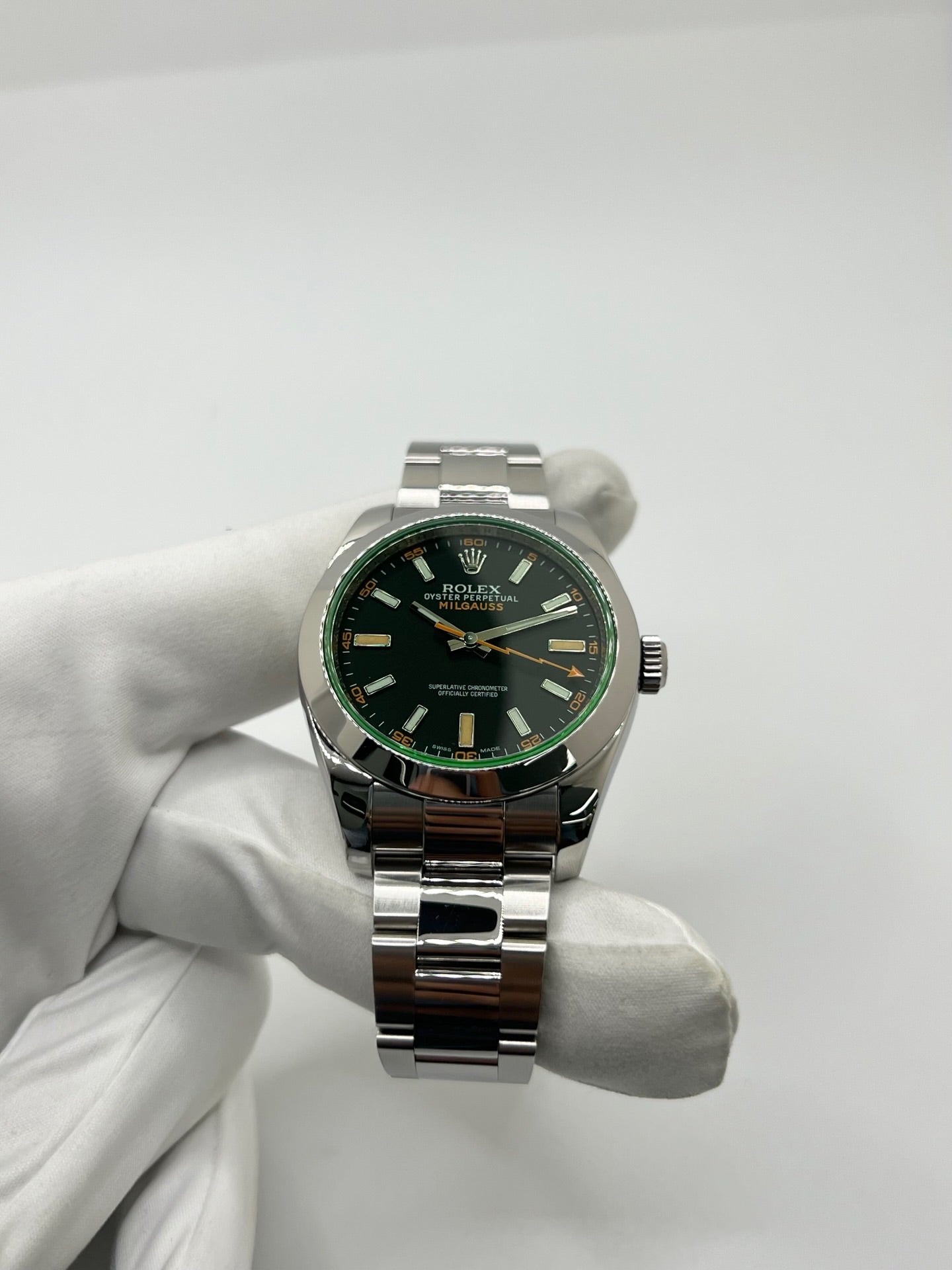 Montre Rolex Milgauss 116400GV en acier avec mouvement automatique calibre 3131, dotée d’un cadran noir sans chiffres et d’un verre saphir teinté vert emblématique. Boîtier de 40 mm étanche à 10 ATM avec bracelet acier assorti. Modèle iconique conçu pour résister aux champs magnétiques, en très bon état avec légères micro-rayures. Révisée en 2025, livrée avec coffret et papiers d’origine, disponible à Paris.