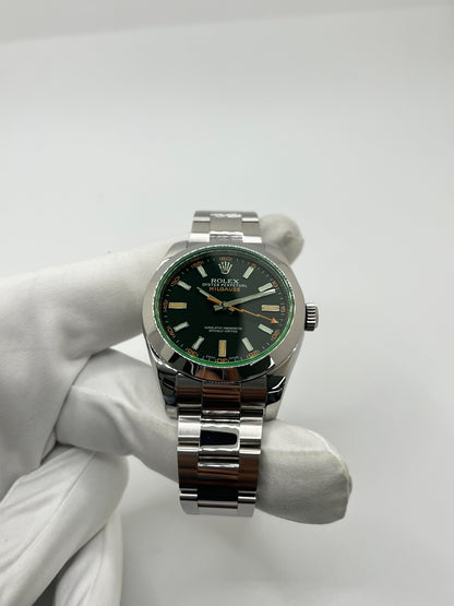 Montre Rolex Milgauss 116400GV en acier avec mouvement automatique calibre 3131, dotée d’un cadran noir sans chiffres et d’un verre saphir teinté vert emblématique. Boîtier de 40 mm étanche à 10 ATM avec bracelet acier assorti. Modèle iconique conçu pour résister aux champs magnétiques, en très bon état avec légères micro-rayures. Révisée en 2025, livrée avec coffret et papiers d’origine, disponible à Paris.