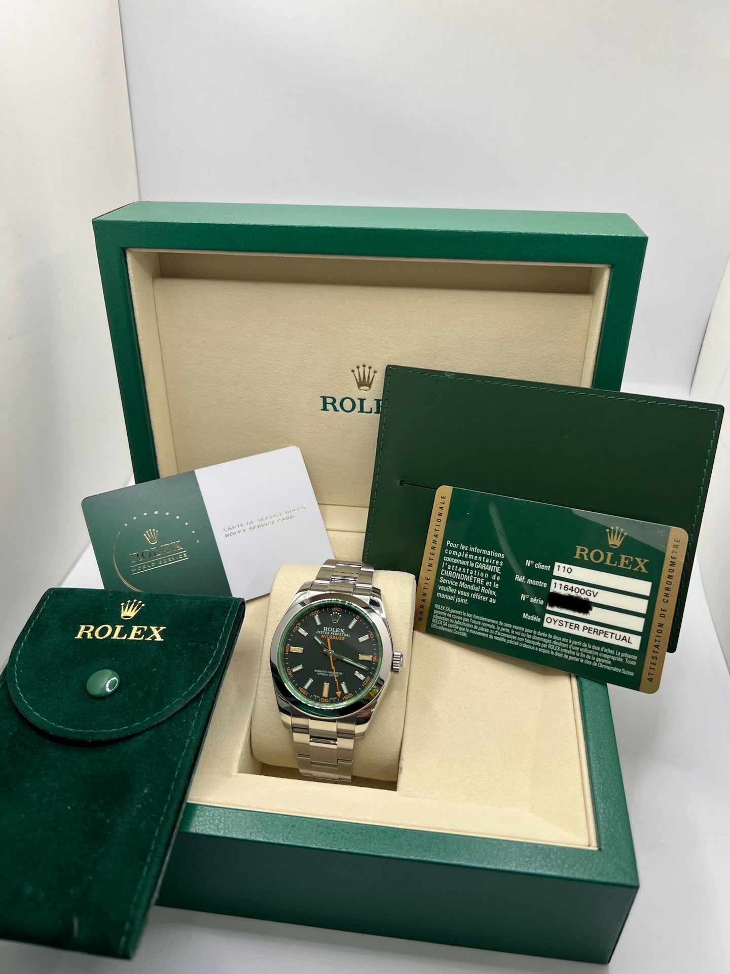Montre Rolex Milgauss 116400GV en acier avec mouvement automatique calibre 3131, dotée d’un cadran noir sans chiffres et d’un verre saphir teinté vert emblématique. Boîtier de 40 mm étanche à 10 ATM avec bracelet acier assorti. Modèle iconique conçu pour résister aux champs magnétiques, en très bon état avec légères micro-rayures. Révisée en 2025, livrée avec coffret et papiers d’origine, disponible à Paris.