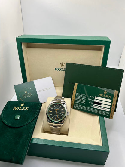 Montre Rolex Milgauss 116400GV en acier avec mouvement automatique calibre 3131, dotée d’un cadran noir sans chiffres et d’un verre saphir teinté vert emblématique. Boîtier de 40 mm étanche à 10 ATM avec bracelet acier assorti. Modèle iconique conçu pour résister aux champs magnétiques, en très bon état avec légères micro-rayures. Révisée en 2025, livrée avec coffret et papiers d’origine, disponible à Paris.