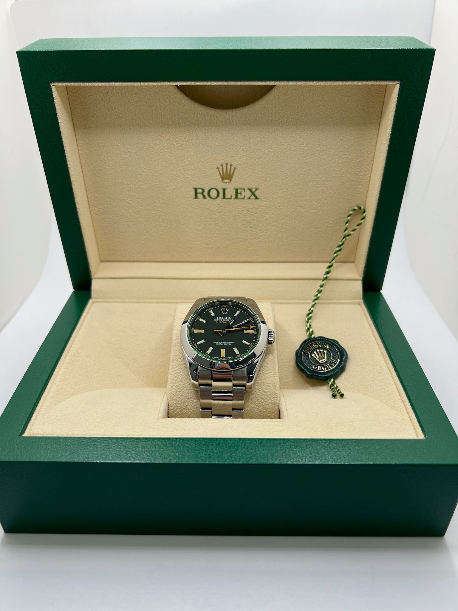 Montre de luxe Milgauss référence 116400GV en acier, boîtier de 40 mm avec lunette acier et verre saphir teinté vert. Cadran noir épuré sans chiffres, aiguille des secondes en forme d’éclair emblématique. Mouvement automatique calibre 3131 offrant 48 heures de réserve de marche et protection antimagnétique. Bracelet acier avec boucle déployante. Montre homme/unisexe d’occasion en très bon état, révisée, étanche 10 ATM, livrée avec papiers d’origine.