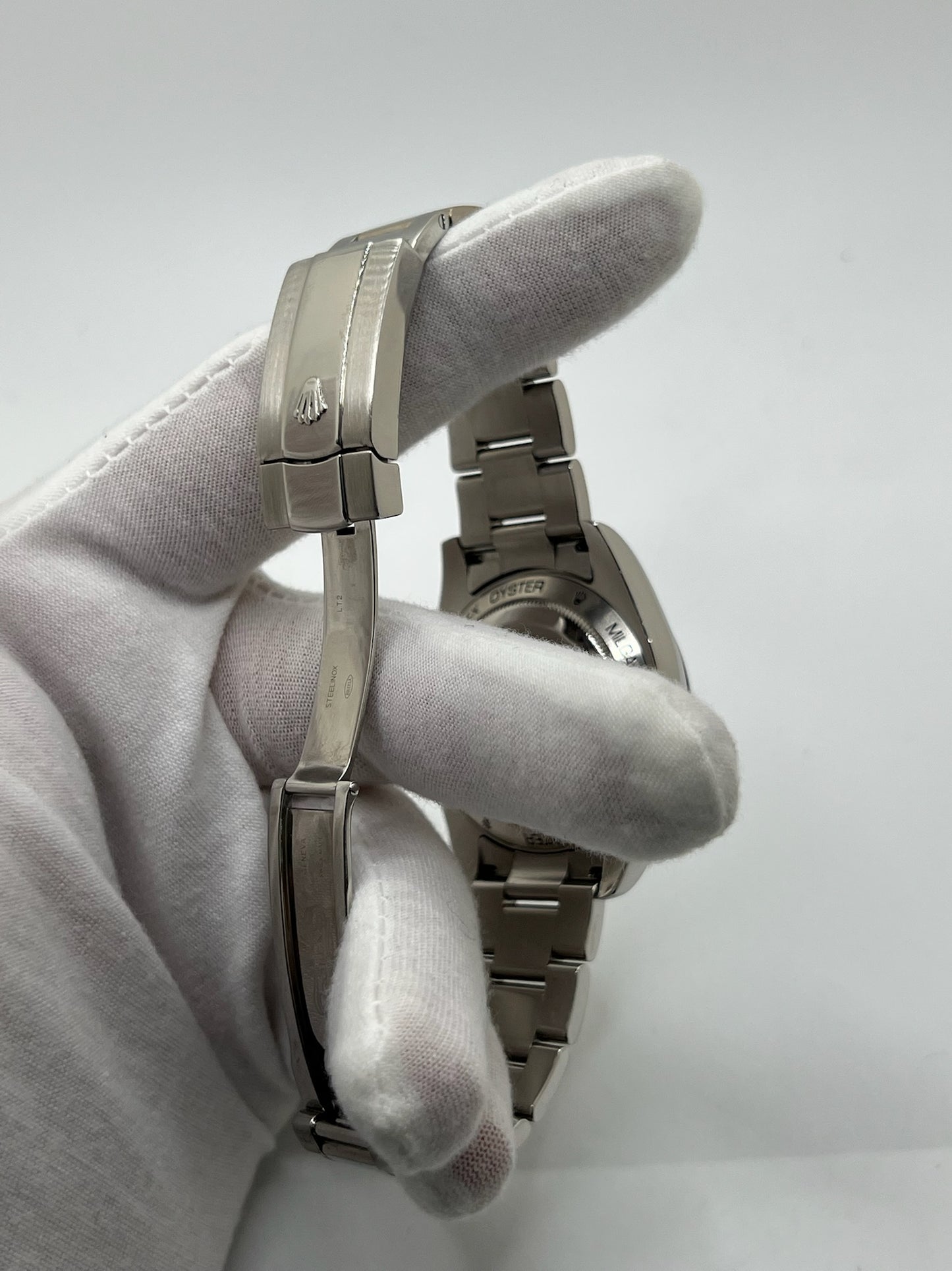 Montre de luxe Milgauss référence 116400GV en acier, boîtier de 40 mm avec lunette acier et verre saphir teinté vert. Cadran noir épuré sans chiffres, aiguille des secondes en forme d’éclair emblématique. Mouvement automatique calibre 3131 offrant 48 heures de réserve de marche et protection antimagnétique. Bracelet acier avec boucle déployante. Montre homme/unisexe d’occasion en très bon état, révisée, étanche 10 ATM, livrée avec papiers d’origine.