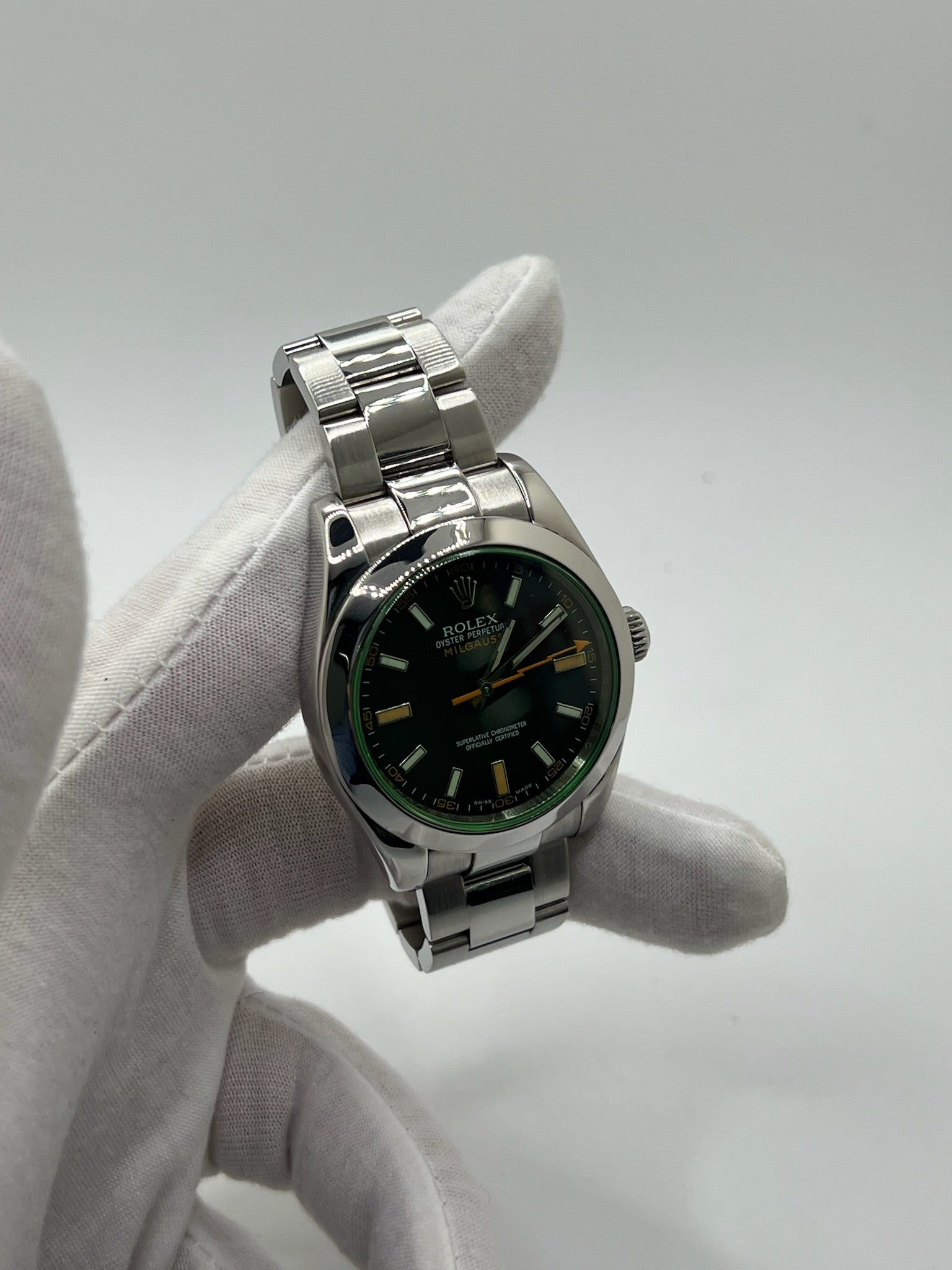 Montre de luxe Milgauss référence 116400GV en acier, boîtier de 40 mm avec lunette acier et verre saphir teinté vert. Cadran noir épuré sans chiffres, aiguille des secondes en forme d’éclair emblématique. Mouvement automatique calibre 3131 offrant 48 heures de réserve de marche et protection antimagnétique. Bracelet acier avec boucle déployante. Montre homme/unisexe d’occasion en très bon état, révisée, étanche 10 ATM, livrée avec papiers d’origine.