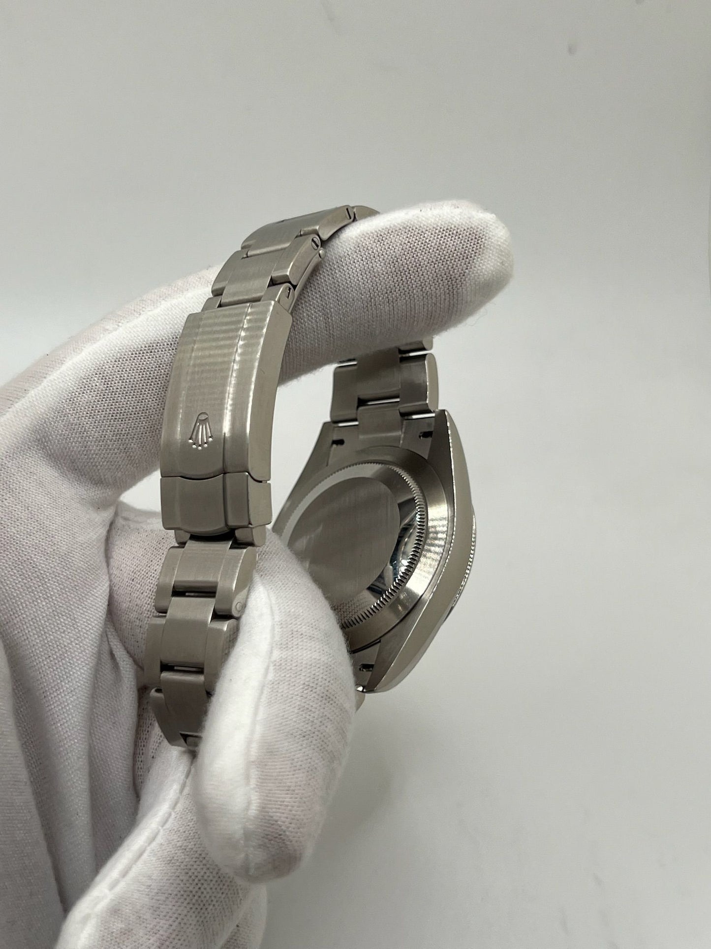 Découvrez cette Rolex Oyster Perpetual 41mm réf. 124300, modèle emblématique en acier, datant de 2022. Full set avec boîte et papiers d’origine, cette montre automatique au cadran noir offre élégance et fiabilité. Révisée en juillet 2025, en excellent état avec légères traces d’usure. Disponible à Paris. Montre homme/unisexe idéale pour collectionneurs et amateurs de garde-temps de luxe.