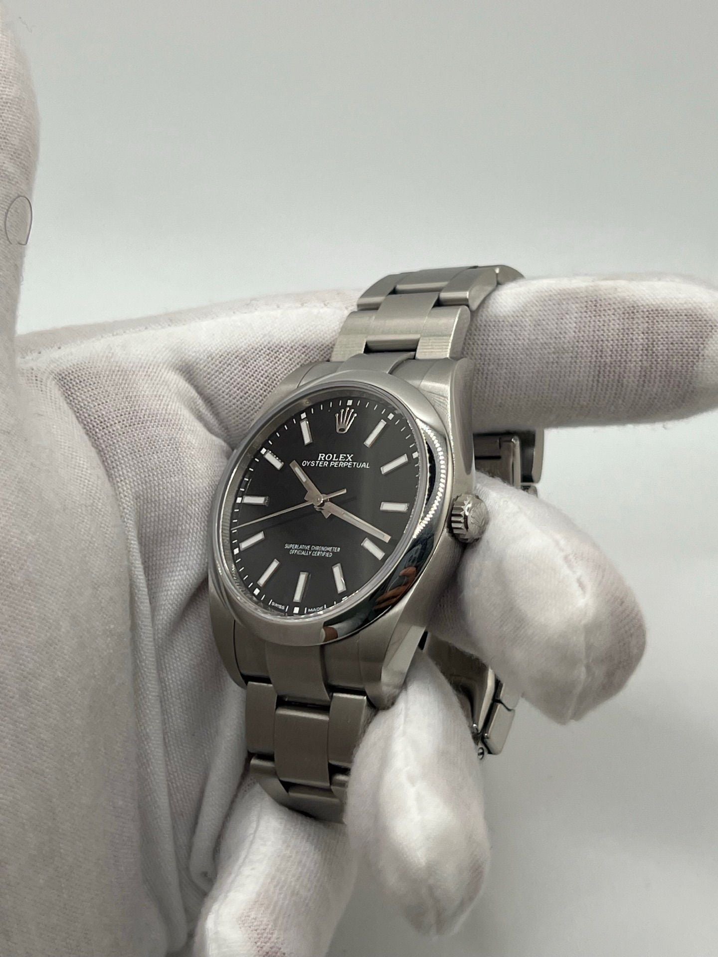 Cette magnifique montre Rolex, modèle 2019, vous est proposée dans un état neuf, avec son coffret original et ses papiers d’origine. Avec son boîtier acier de 39 mm et son cadran noir élégant, cette montre unisexe combine à la perfection style et fiabilité. Le mouvement automatique, précis et robuste, fait de cette Rolex OP 39mm un choix idéal pour ceux qui recherchent une montre intemporelle.
