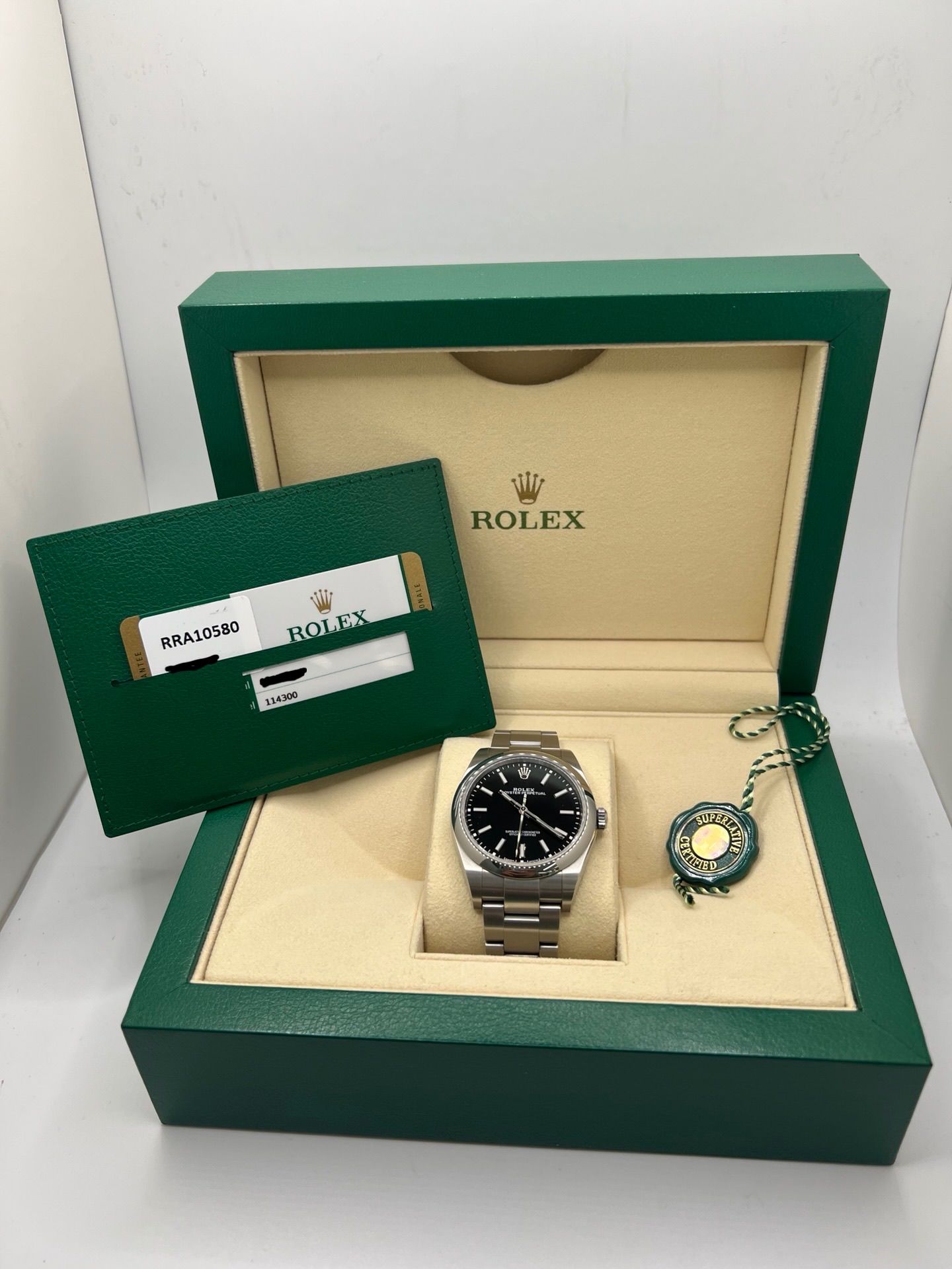 Cette magnifique montre Rolex, modèle 2019, vous est proposée dans un état neuf, avec son coffret original et ses papiers d’origine. Avec son boîtier acier de 39 mm et son cadran noir élégant, cette montre unisexe combine à la perfection style et fiabilité. Le mouvement automatique, précis et robuste, fait de cette Rolex OP 39mm un choix idéal pour ceux qui recherchent une montre intemporelle.