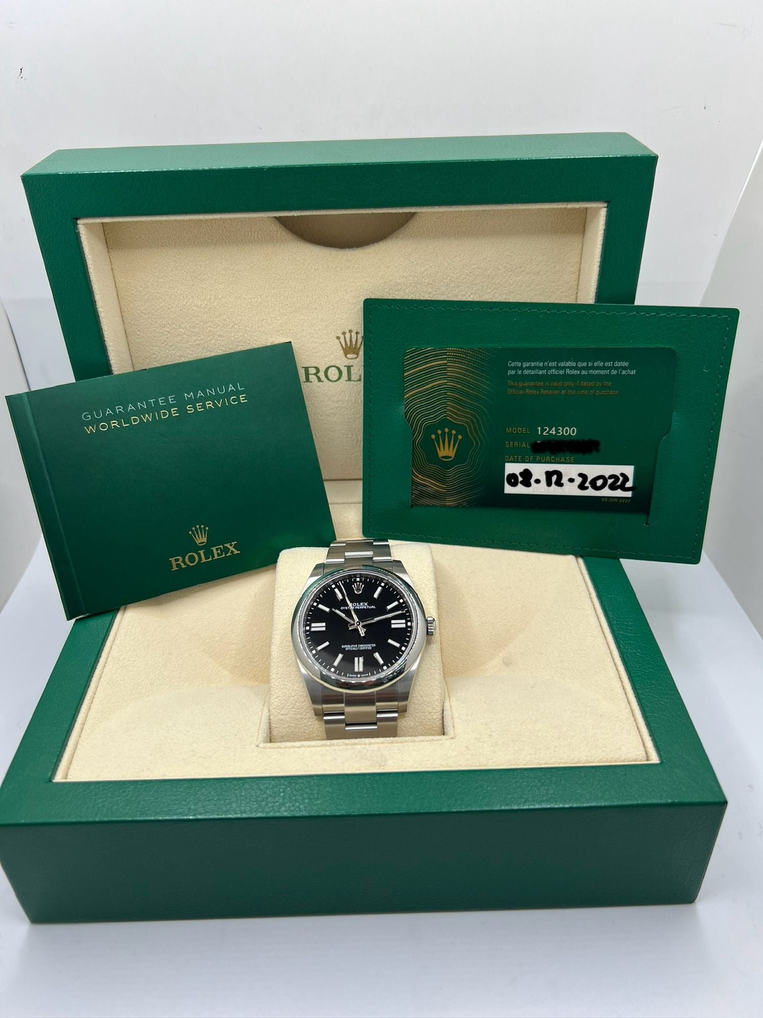 Découvrez cette Rolex Oyster Perpetual 41mm réf. 124300, modèle emblématique en acier, datant de 2022. Full set avec boîte et papiers d’origine, cette montre automatique au cadran noir offre élégance et fiabilité. Révisée en juillet 2025, en excellent état avec légères traces d’usure. Disponible à Paris. Montre homme/unisexe idéale pour collectionneurs et amateurs de garde-temps de luxe.
