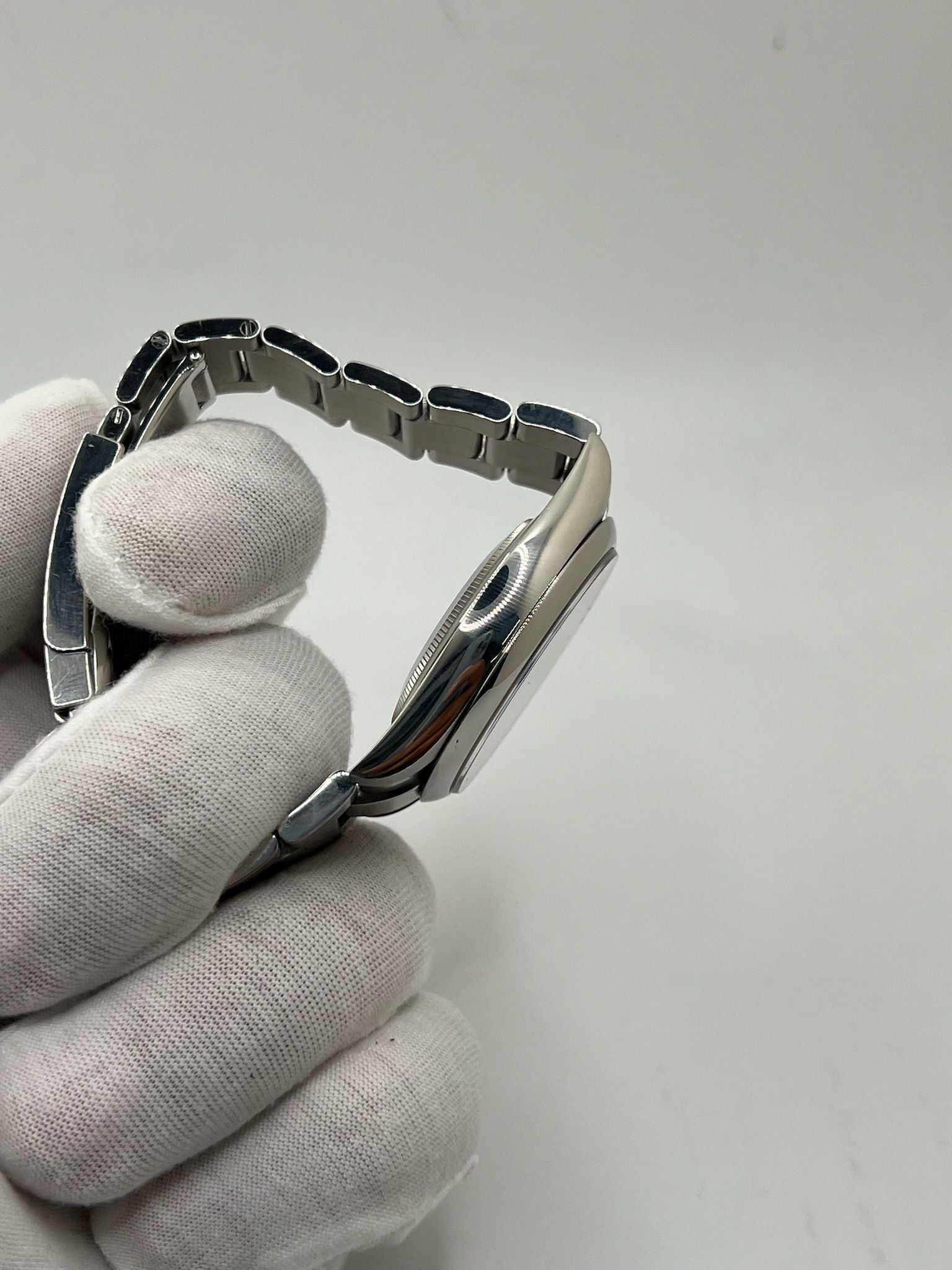 Découvrez cette Rolex Oyster Perpetual 41mm réf. 124300, modèle emblématique en acier, datant de 2022. Full set avec boîte et papiers d’origine, cette montre automatique au cadran noir offre élégance et fiabilité. Révisée en juillet 2025, en excellent état avec légères traces d’usure. Disponible à Paris. Montre homme/unisexe idéale pour collectionneurs et amateurs de garde-temps de luxe.