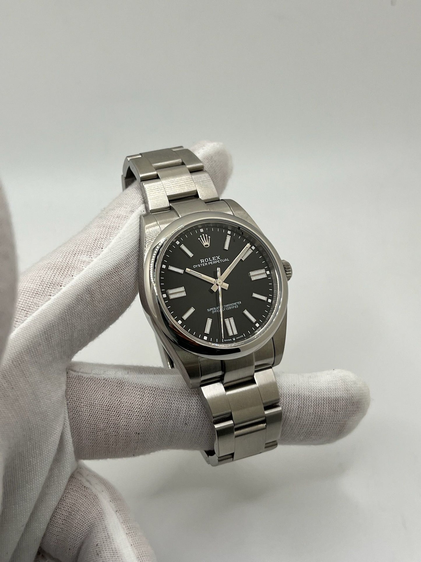 Découvrez cette Rolex Oyster Perpetual 41mm réf. 124300, modèle emblématique en acier, datant de 2022. Full set avec boîte et papiers d’origine, cette montre automatique au cadran noir offre élégance et fiabilité. Révisée en juillet 2025, en excellent état avec légères traces d’usure. Disponible à Paris. Montre homme/unisexe idéale pour collectionneurs et amateurs de garde-temps de luxe.